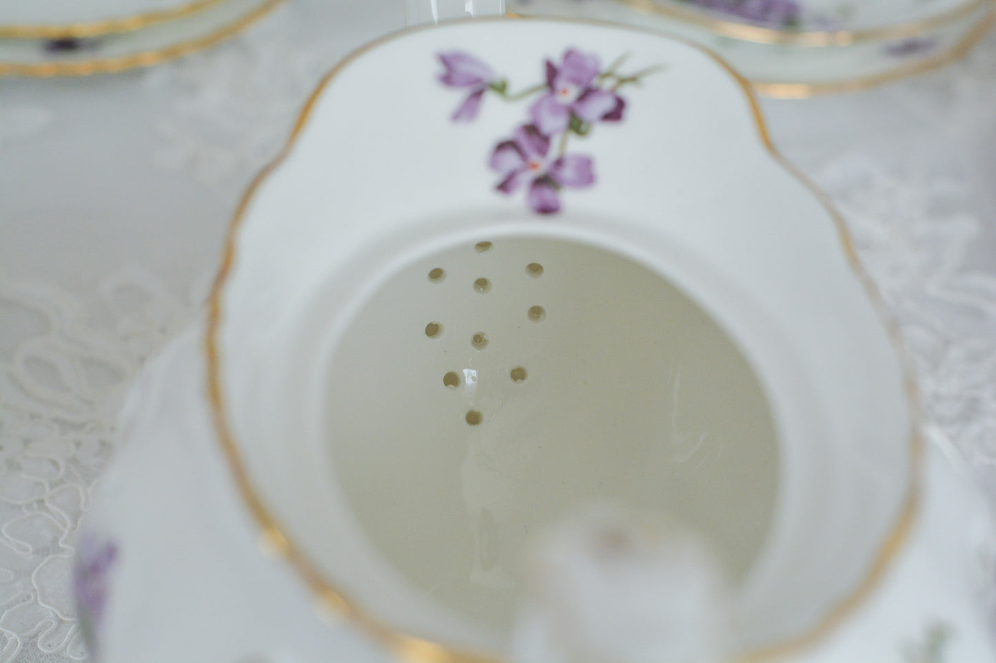 英国ヴィンテージ、ハマースレイの人気シリーズヴィクトリアンバイオレットシリーズの貴重なラージポット。Rose Antiquesはコールポートをはじめ、英国アンティーク磁器を中心にご紹介しています。