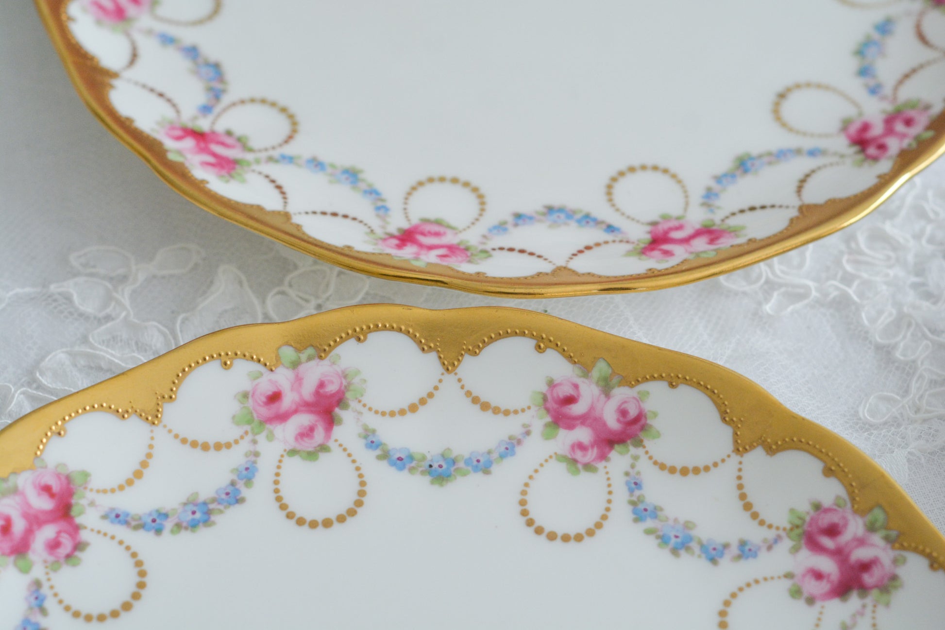 コウルドンのバラに忘れな草のガーランドが大変美しいデザートプレートです。縁の金彩は金盛りの模様が描かれてとても凝ったデザインとなっています。デザートタイムが一気に華やかになりますね。クリスマスのテーブルコーディネートにもぜひ。