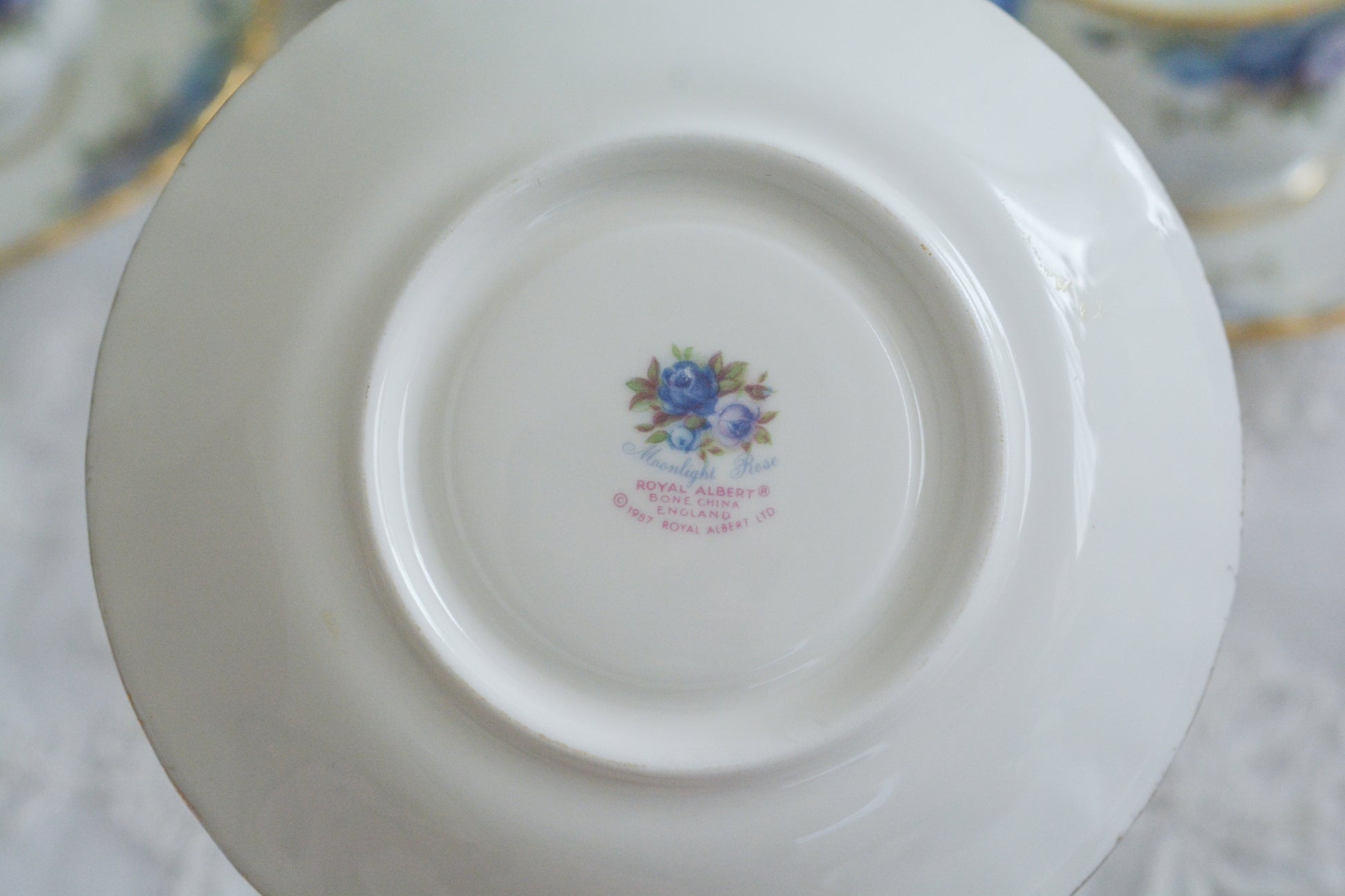 ブルーのバラが美しい、ロイヤルアルバートのムーンライトシリーズのデュオです。オールドカントリーローズのブルーバージョンで製造数が少なく、世界的に人気のあるシリーズです。爽やかな色合いがとても美しくティータイムを彩ります。