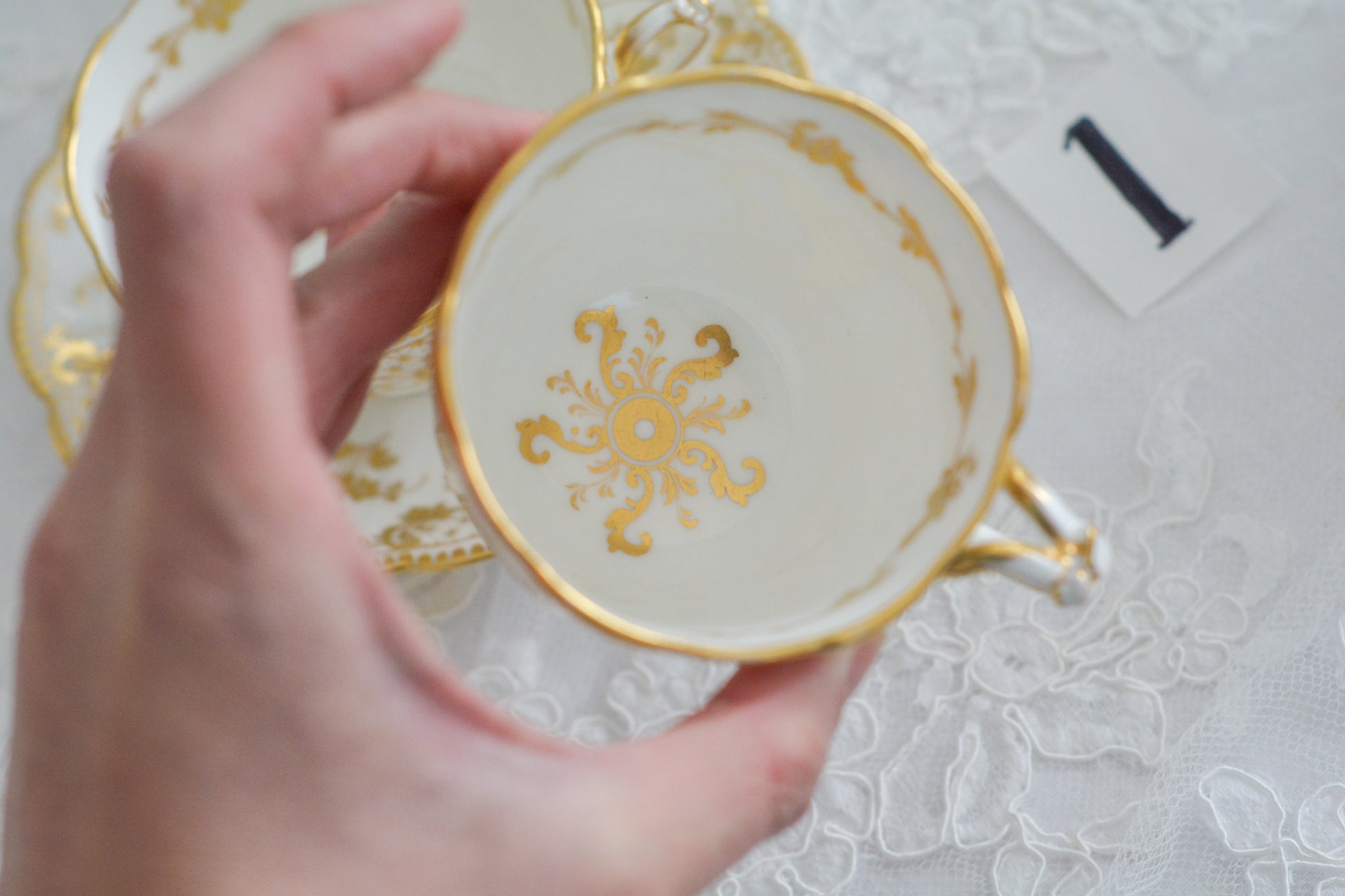 リッジウェイのFoliage Shapeのトゥルートリオ。ハンドル部分には葉っぱの模様がついていてとても可愛らしいシェイプです。白磁に金彩の模様がとても豪華でリッジウェイらしい作品です。トゥルートリオは、ティーカップ、コーヒーカップ、ソーサーのセットでヴィクトリア時代の初期頃まではトリオといえばこちらが主流でした。今ではとても貴重になっています。紅茶もコーヒーも楽しめるのがいいですね。