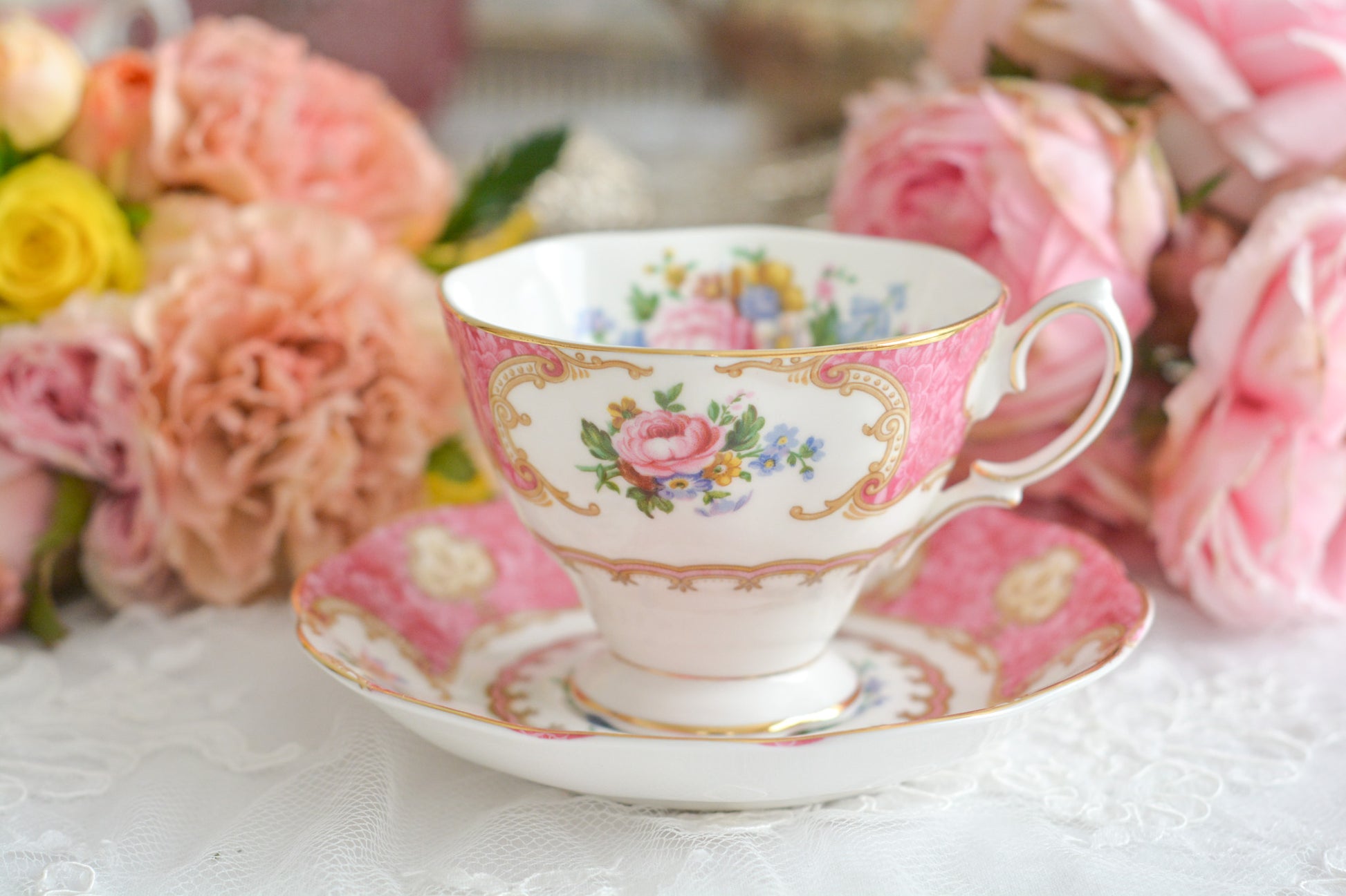 ロイヤルアルバートの人気シリーズ、レディカーライルのカップ&ソーサーです。大輪のバラに花々とスクロール模様の金彩で彩られた、ロココスタイルの大変豪華で美しいシリーズです。 ピンクカラーがティータイムを華やかに盛り上げてくれます。こちらはデュオでどれもとても良い状態です。全部で4客ございます。