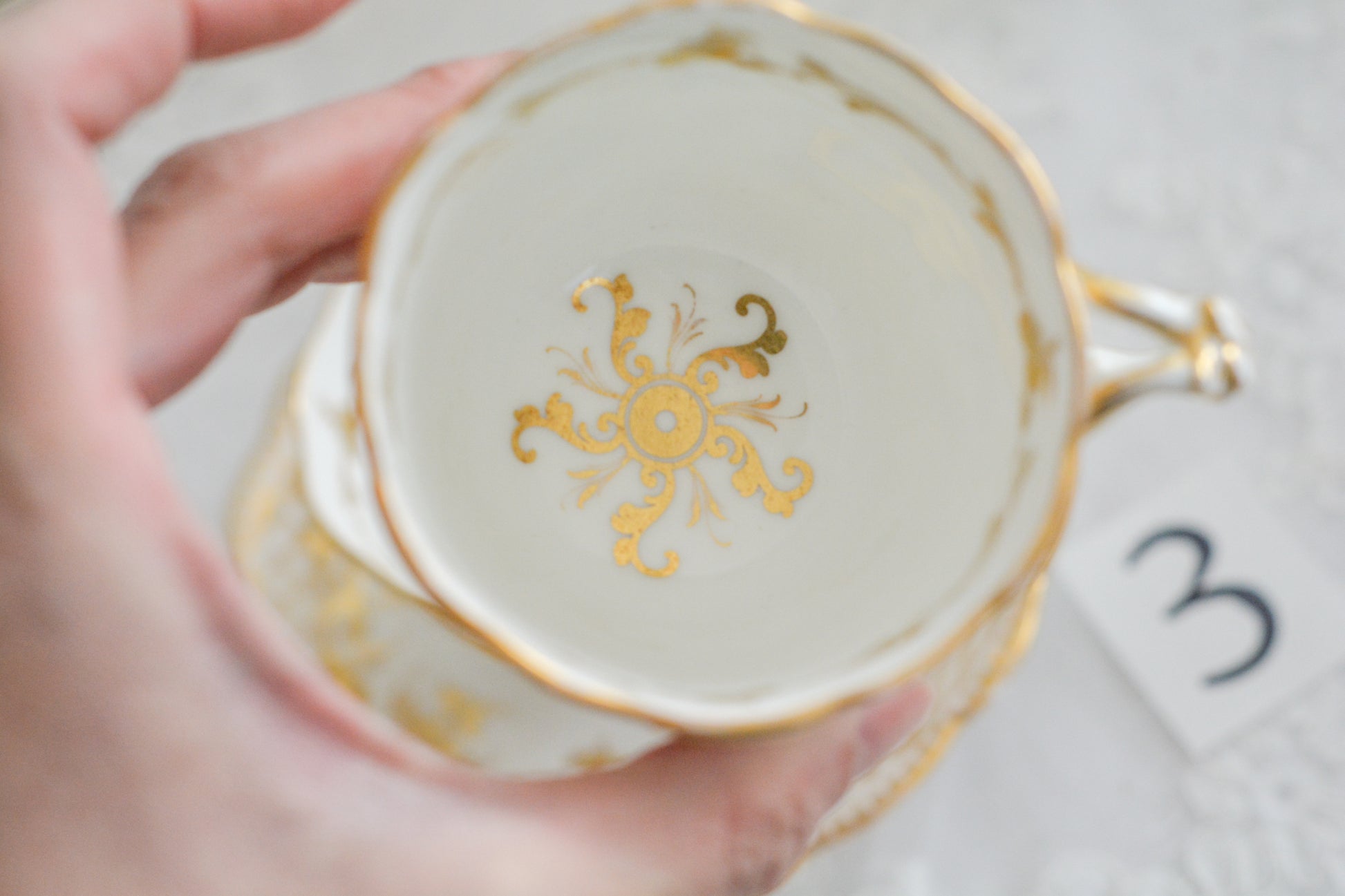 リッジウェイのFoliage Shapeのトゥルートリオ。ハンドル部分には葉っぱの模様がついていてとても可愛らしいシェイプです。白磁に金彩の模様がとても豪華でリッジウェイらしい作品です。トゥルートリオは、ティーカップ、コーヒーカップ、ソーサーのセットでヴィクトリア時代の初期頃まではトリオといえばこちらが主流でした。今ではとても貴重になっています。紅茶もコーヒーも楽しめるのがいいですね。