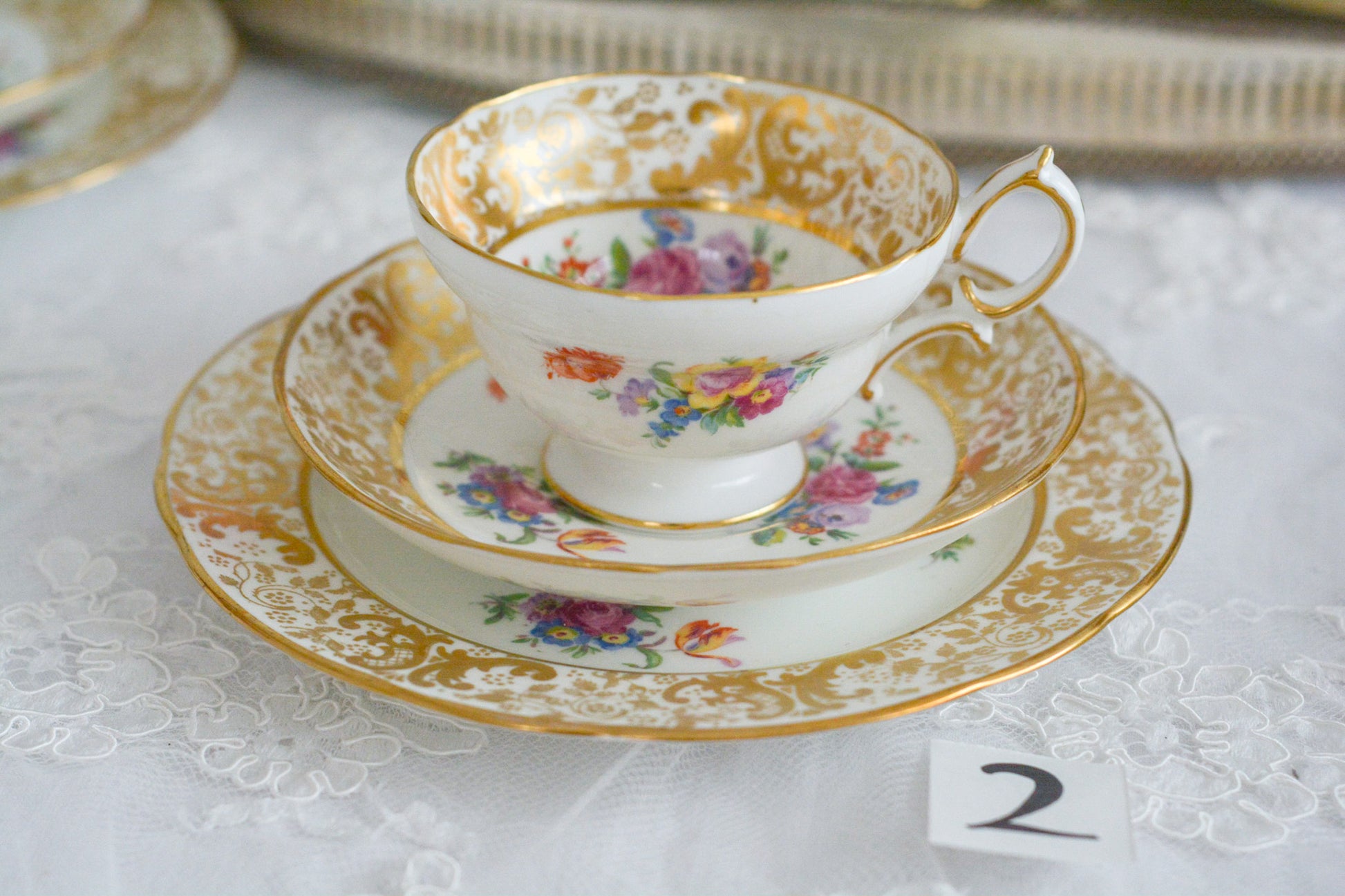 ハマースレイの豪華なティートリオとB&Bプレート。金彩の華やかな模様にブーケ柄のプリントが映えます。ハマースレイらしい優美なシェイプで、ティータイムに花を添えてくれるデザインです。それぞれ状態が異なりますので、プルダウンよりお選びください。ティートリオの④〜⑥はカップにヒビがあり、水漏れするため観賞用としてお勧めします。プレートはそれぞれお使いいただけます。