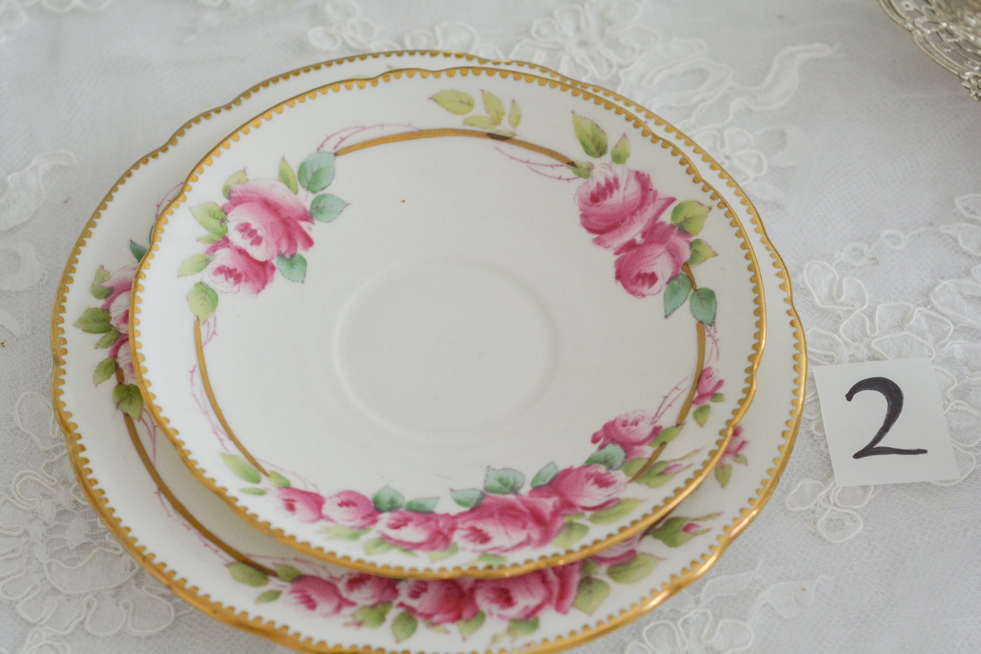 シェリーの美しいティートリオがやってきました。ハンドペイントで描かれたバラが大変華やかです。やはりハンドペイントは立体感があり美しいなと思います。ハンドルも凝った作りで細部まで美しい。春のティータイムのテーブルコーディネートに花を添えてくれますよ。イースターのコーディネートにもぜひ。