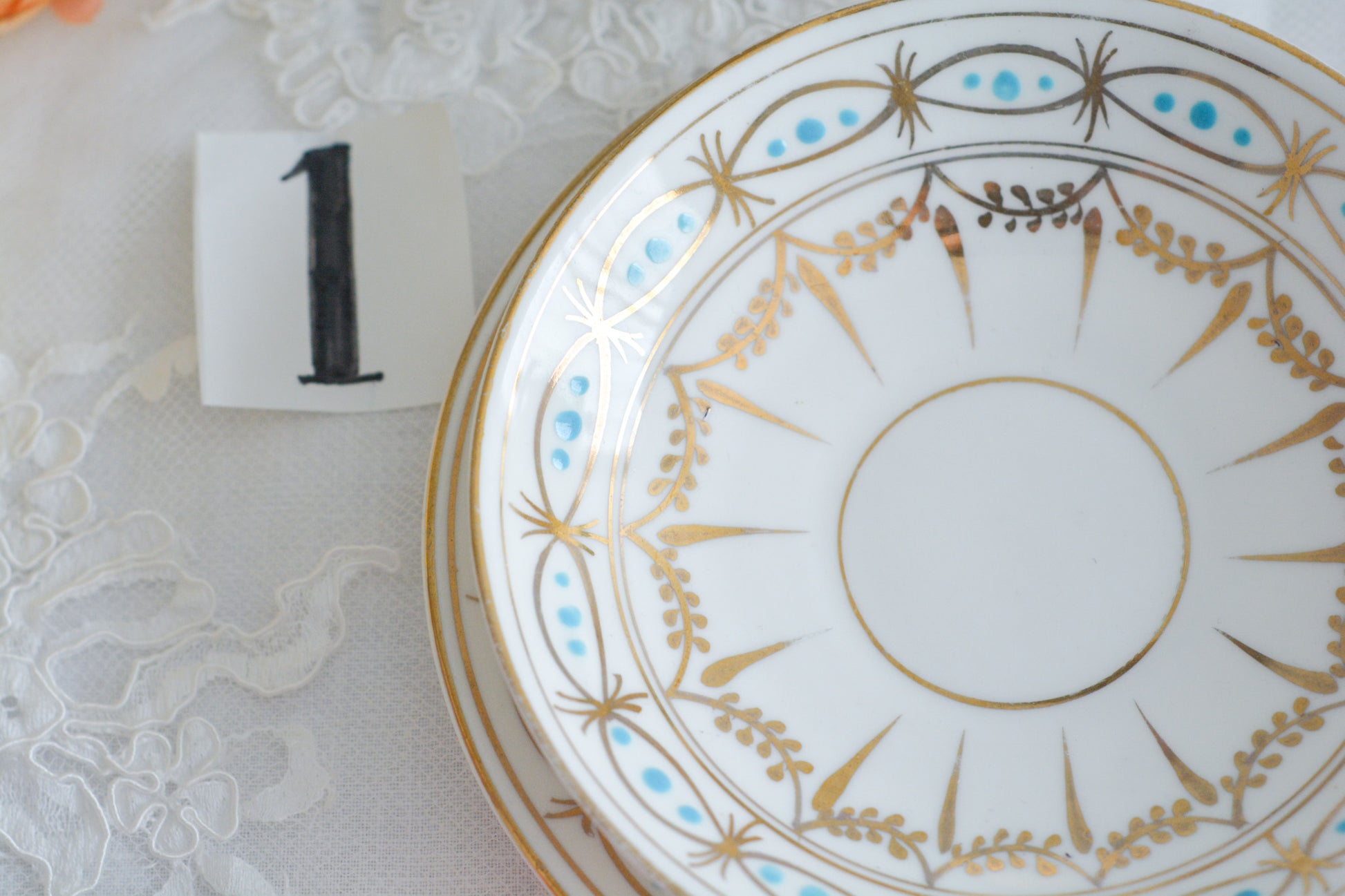 ハンドペイントで描かれた曲線美。アールヌーボースタイルのティートリオです。金彩にターコイズブルーのドットのコントラストが素敵なお品。カップは紅茶にもコーヒーにもお使いいただきやすいデザインです。