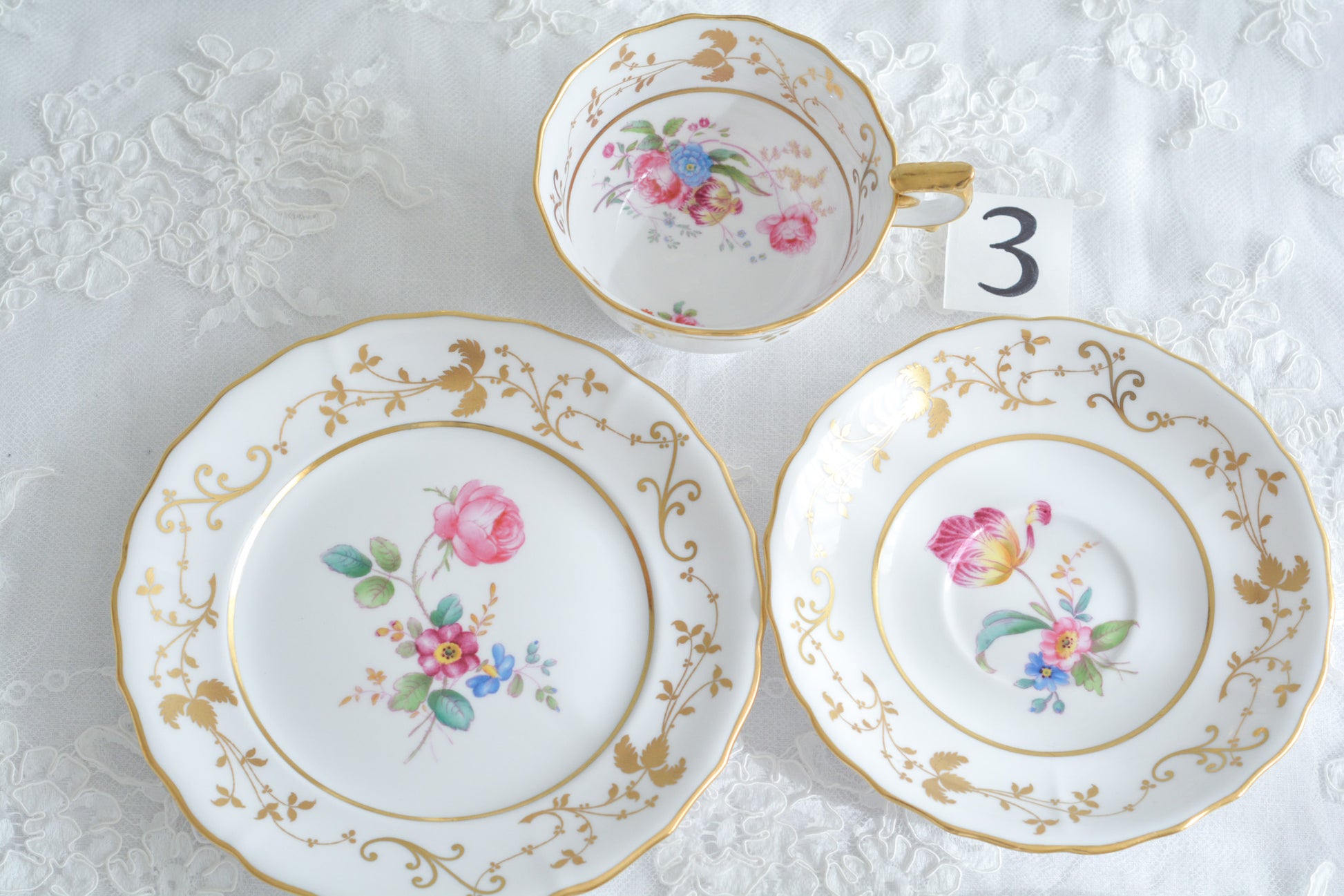 スポードの洗練されたデザインに、ハンドペイントで描かれた花々が大変美しいティートリオです。現代のテーブルにもマッチし、華やかにしてくれます。お花はハンドペイントで描かれているため一つ一つ違い、並べるとそれぞれのお花を見ることができてお話も盛り上がりそうです。