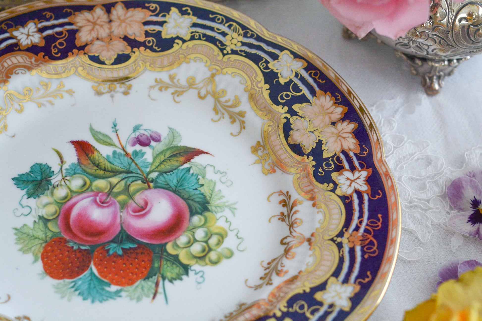 リッジウェイの素晴らしさを体感いただけるプレート。豪華絢爛という言葉がぴったりです。コバルトブルーに、金彩。エナメル画のイチゴやさくらんぼは瑞々しく描かれています。息を呑む美しさとでも言いましょうか。19世紀の素晴らしいプレートで、お茶の時間をお楽しみください。キャビネットプレートとしてお部屋に飾っていただいても素敵です。