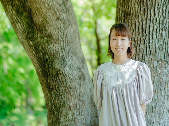 Rose Antiquesの店主写真。Rose Antiquesはコールポートをはじめ英国アンティーク、ヴィンテージ磁器をご紹介しています。