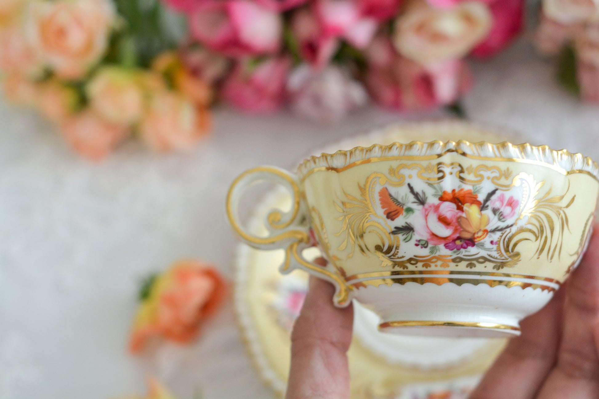 コールポートのペンブロークシェイプと呼ばれるシェイプのカップです。縁の飾り模様が特徴的で1820年代後半に作られたとても古い作品です。豪華な縁飾りに手描きで描かれた美しい花々、エレガントなリングハンドル。約200年前に作られ、この持ち主の貴族はこんな美しいカップでどんな優雅なティータイムを過ごしていたのでしょうか。