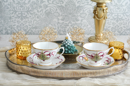 ロイヤルアルバートの代表的なシリーズオールドイングリッシュツリー。このシリーズは色々なバリエーションが発表されています。こちらのクリスマスツリーもその一つ。大きなクリスマスツリーにマルーンカラーのリボンがとても華やかなデザインで人気があります。クリスマスのティータイムにぴったりのカップでクリスマスのテーブルをお楽しみくださいね。