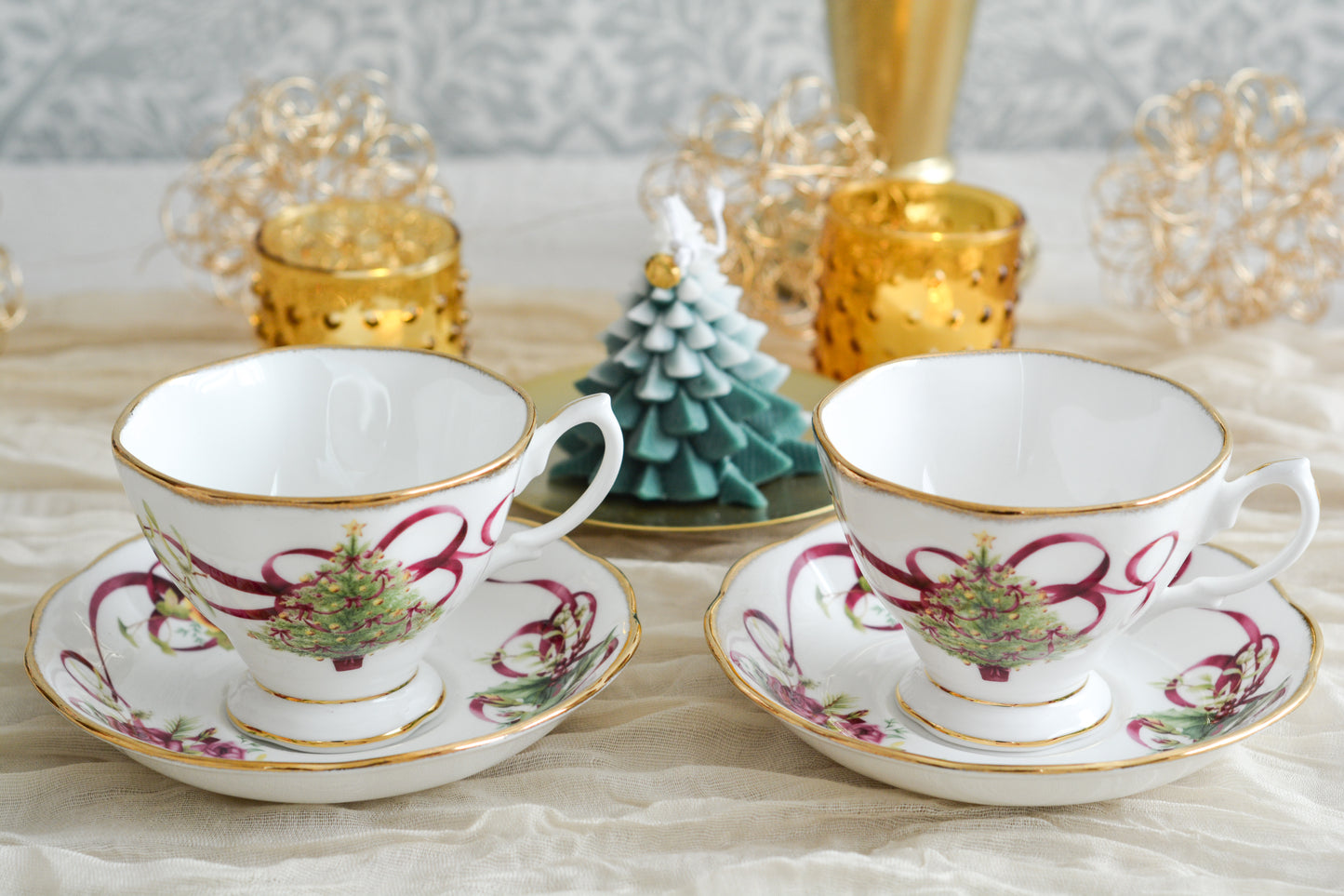 ロイヤルアルバートの代表的なシリーズオールドイングリッシュツリー。このシリーズは色々なバリエーションが発表されています。こちらのクリスマスツリーもその一つ。大きなクリスマスツリーにマルーンカラーのリボンがとても華やかなデザインで人気があります。クリスマスのティータイムにぴったりのカップでクリスマスのテーブルをお楽しみくださいね。