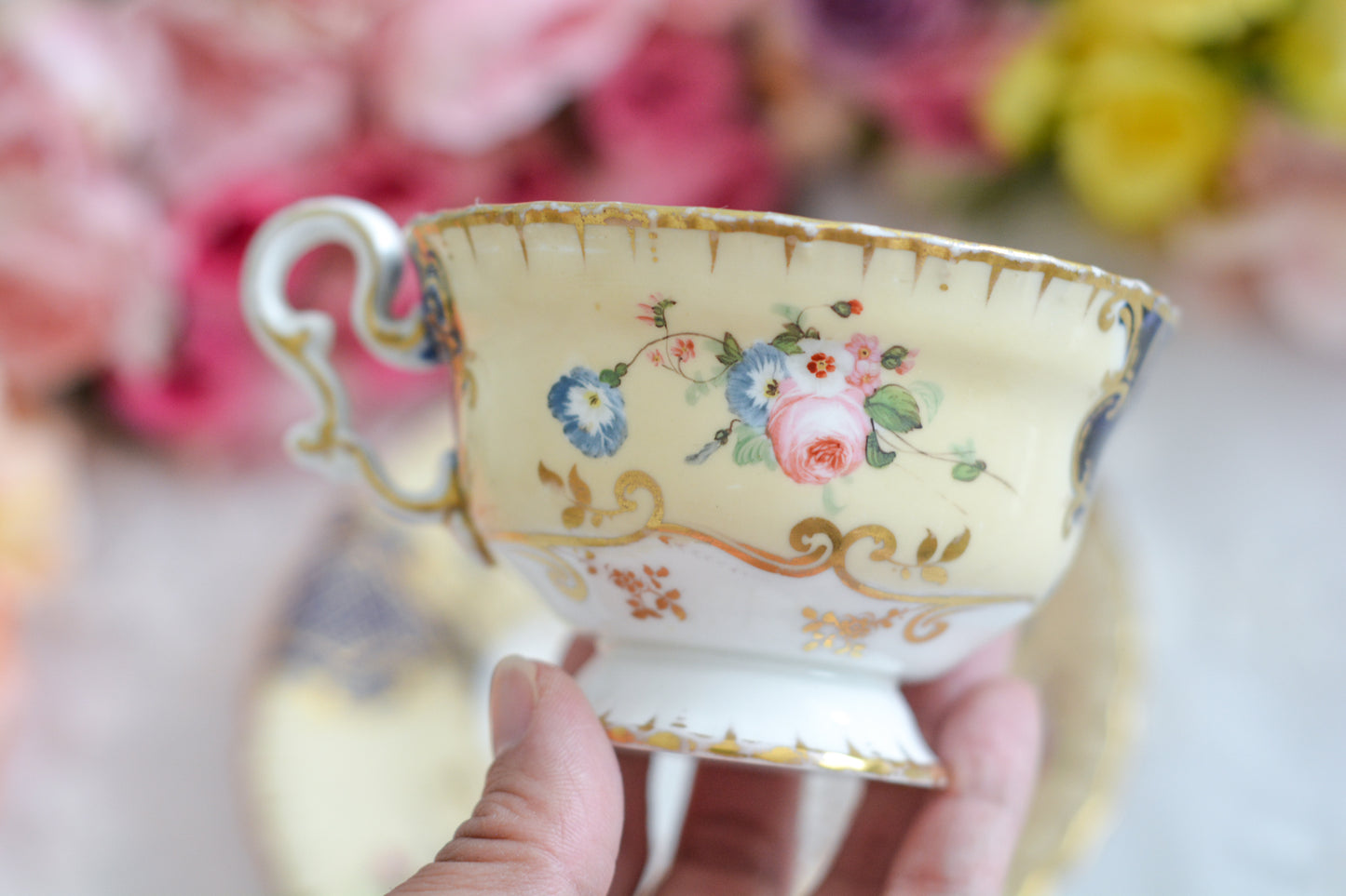 コープランドギャレットの1833年〜1847年頃に作られた貴重なカップ&ソーサーです。コープランド＆ギャレット社は14年ほどしか稼働していなかったのですが、この時に作られたカップは優美で、長い時を経た現代においても人々を魅了しています。こちらのカップも優美なシェイプ、ハンドペイントで描かれた花々は上品で美しく見惚れてしまうほど。長い年月を経てやってきてくれた美しいカップをぜひご覧ください。