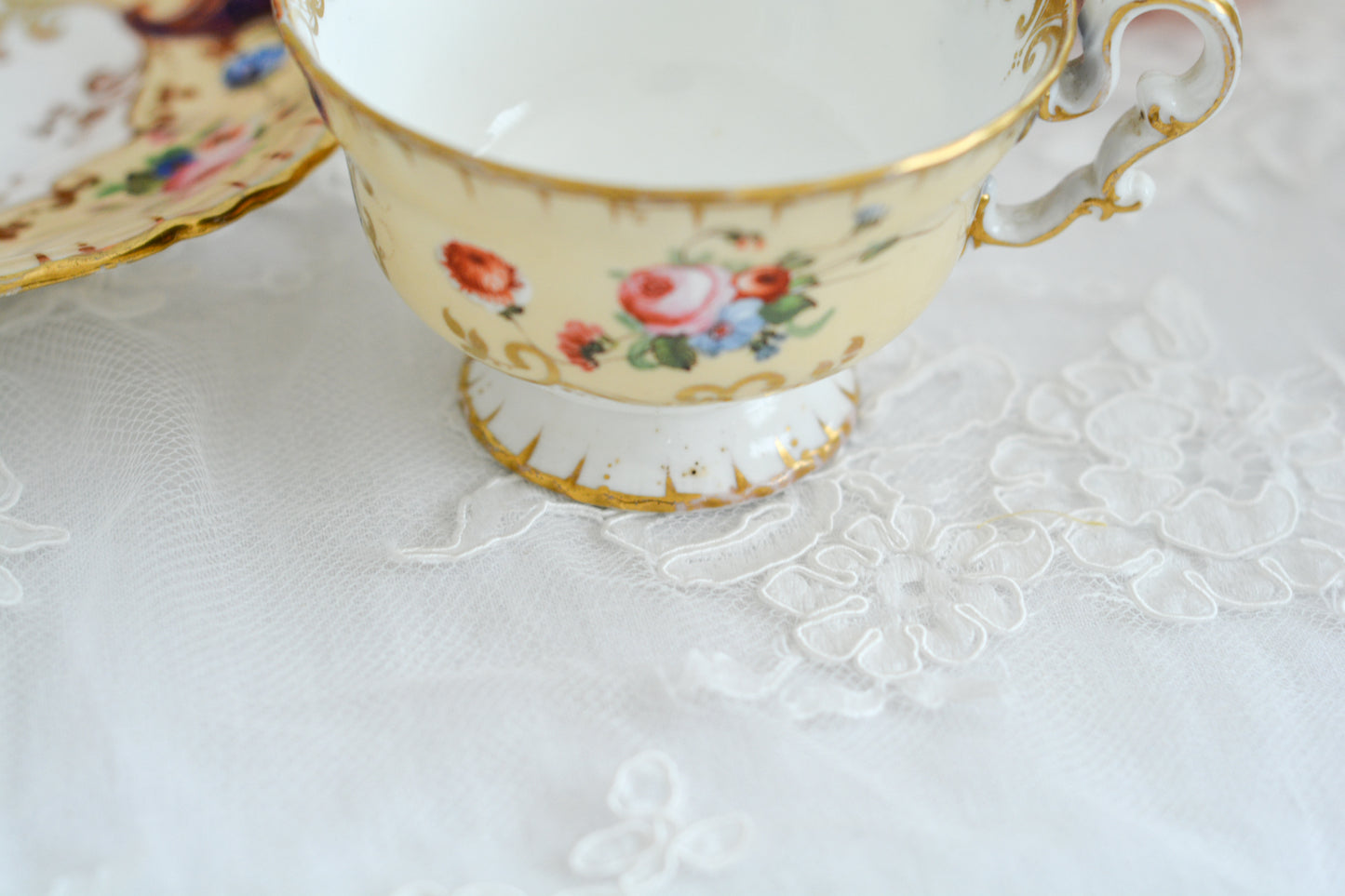 コープランドギャレットの1833年〜1847年頃に作られた貴重なカップ&ソーサーです。コープランド＆ギャレット社は14年ほどしか稼働していなかったのですが、この時に作られたカップは優美で、長い時を経た現代においても人々を魅了しています。こちらのカップも優美なシェイプ、ハンドペイントで描かれた花々は上品で美しく見惚れてしまうほど。長い年月を経てやってきてくれた美しいカップをぜひご覧ください。
