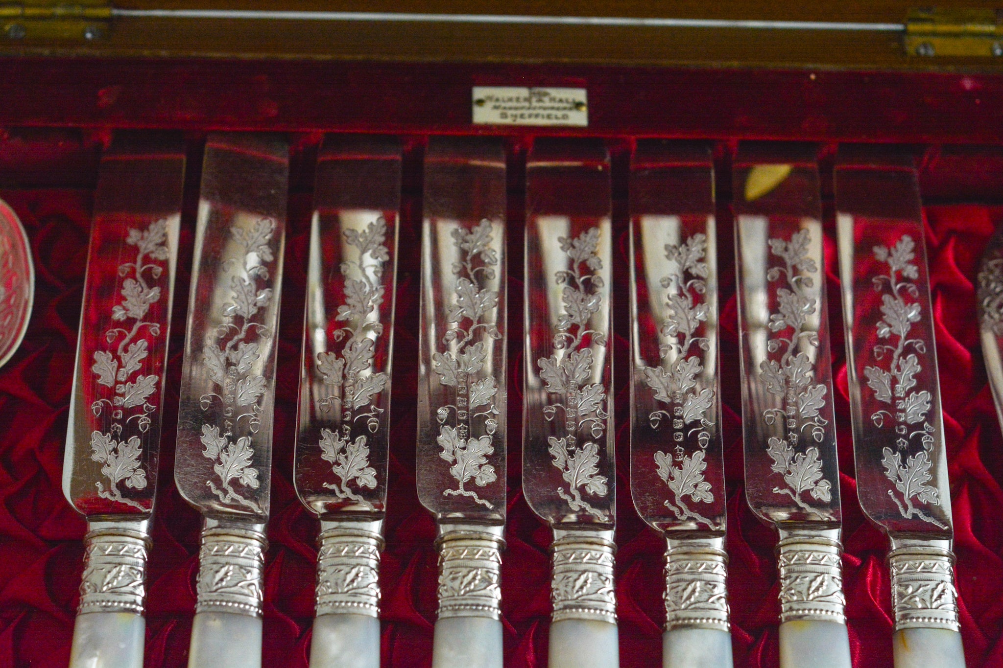 英国アンティーク　木箱入り白蝶貝ハンドルの美しいデザートカトラリー8組（フォーク＆ナイフ１6本）とサービングナイフとスプーン計18本セット