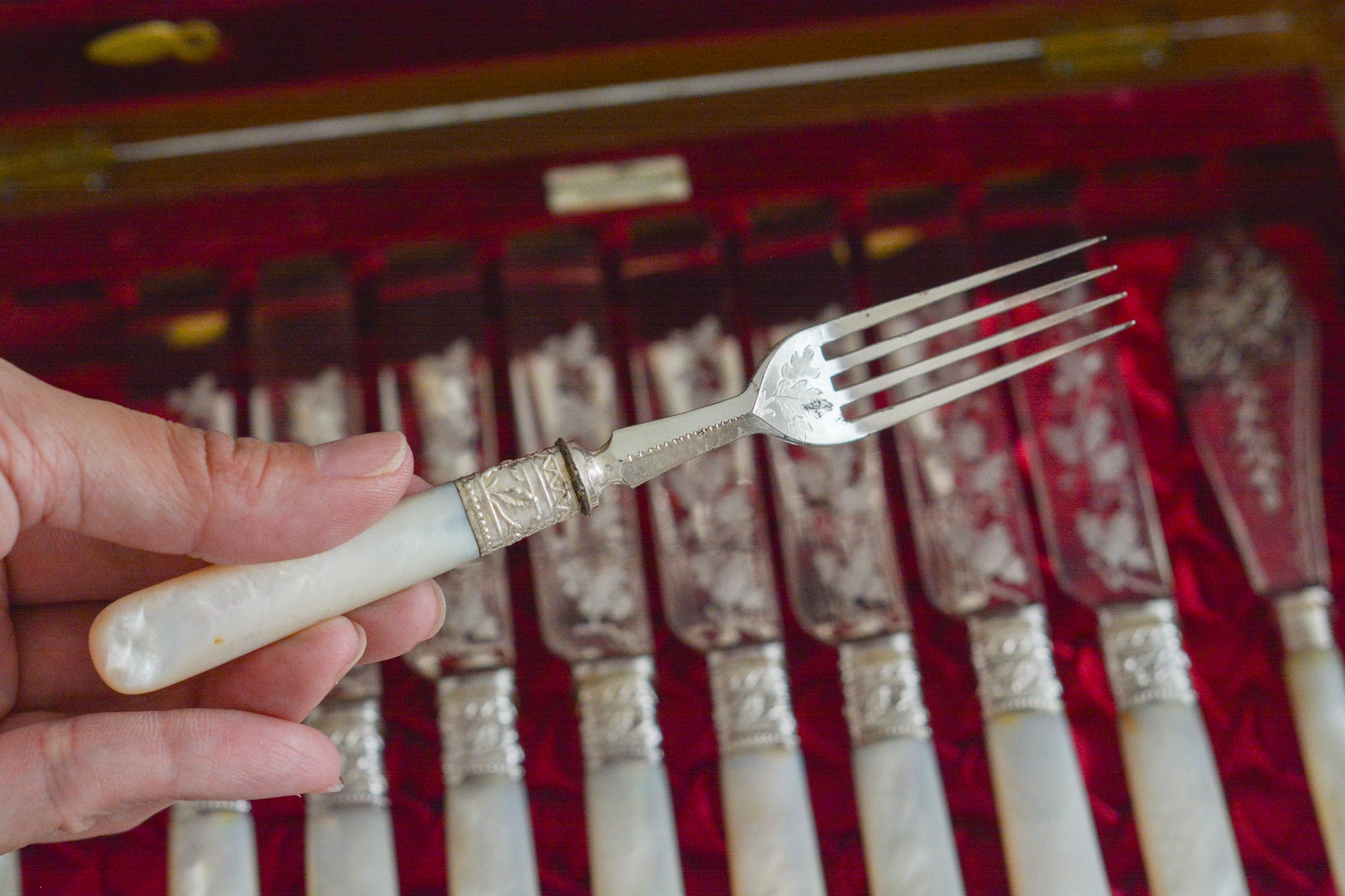 英国アンティーク　木箱入り白蝶貝ハンドルの美しいデザートカトラリー8組（フォーク＆ナイフ１6本）とサービングナイフとスプーン計18本セット