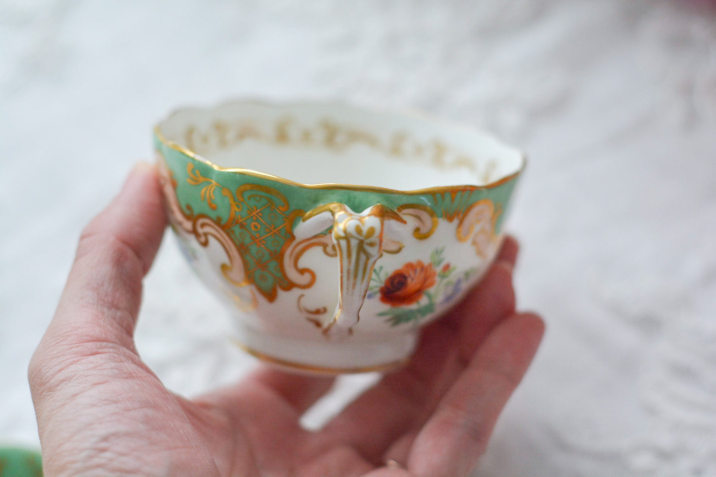 リッジウェイのFoliage Shapeのカップ&ソーサー。可愛らしいハンドルにハンドペイントで描かれた花々が描かれています。１９世紀に作られた貴重なアンティークカップです。