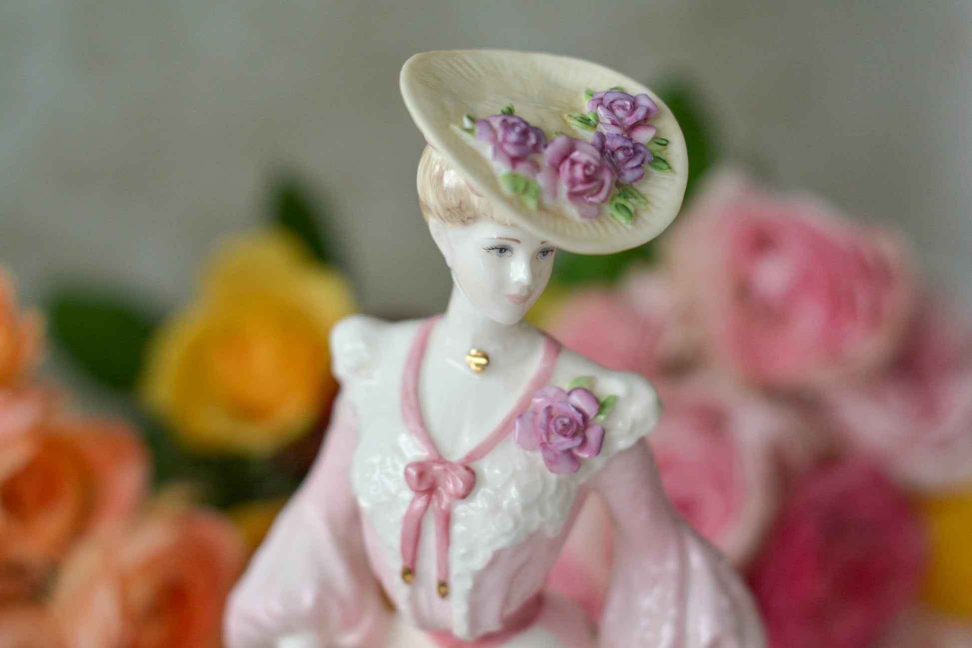 コールポートの美しいフィギュリン。フィギュリンは陶器で作られた人形です。ハンドペイントで絵付され、一つ一つ表情が異なります。