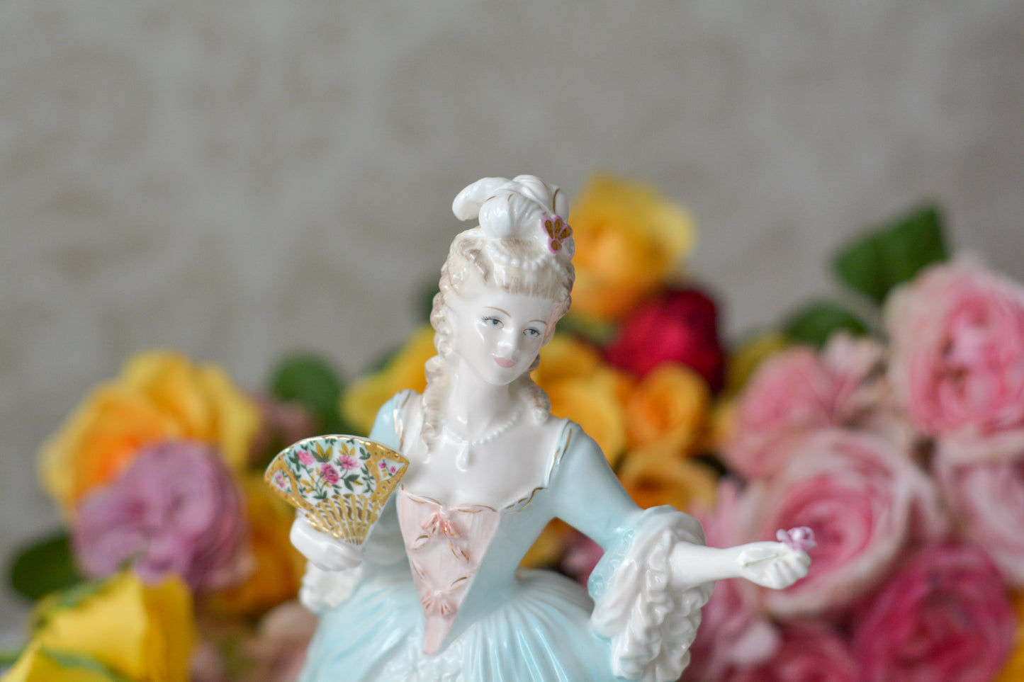 コールポートのマリーアントワネットのフィギュリンです。フィギュリンとは陶器の人形で、ポーセリンドールとも言います。とても優雅なフィギュリンで人気のあるお品です。