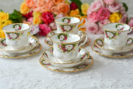 ロイヤルアルバートのヴィンテージシリーズ。セレブレーションシリーズのティーカップトリオ。白いばらと赤い薔薇の組み合わせがとても可愛らしいトリオです。