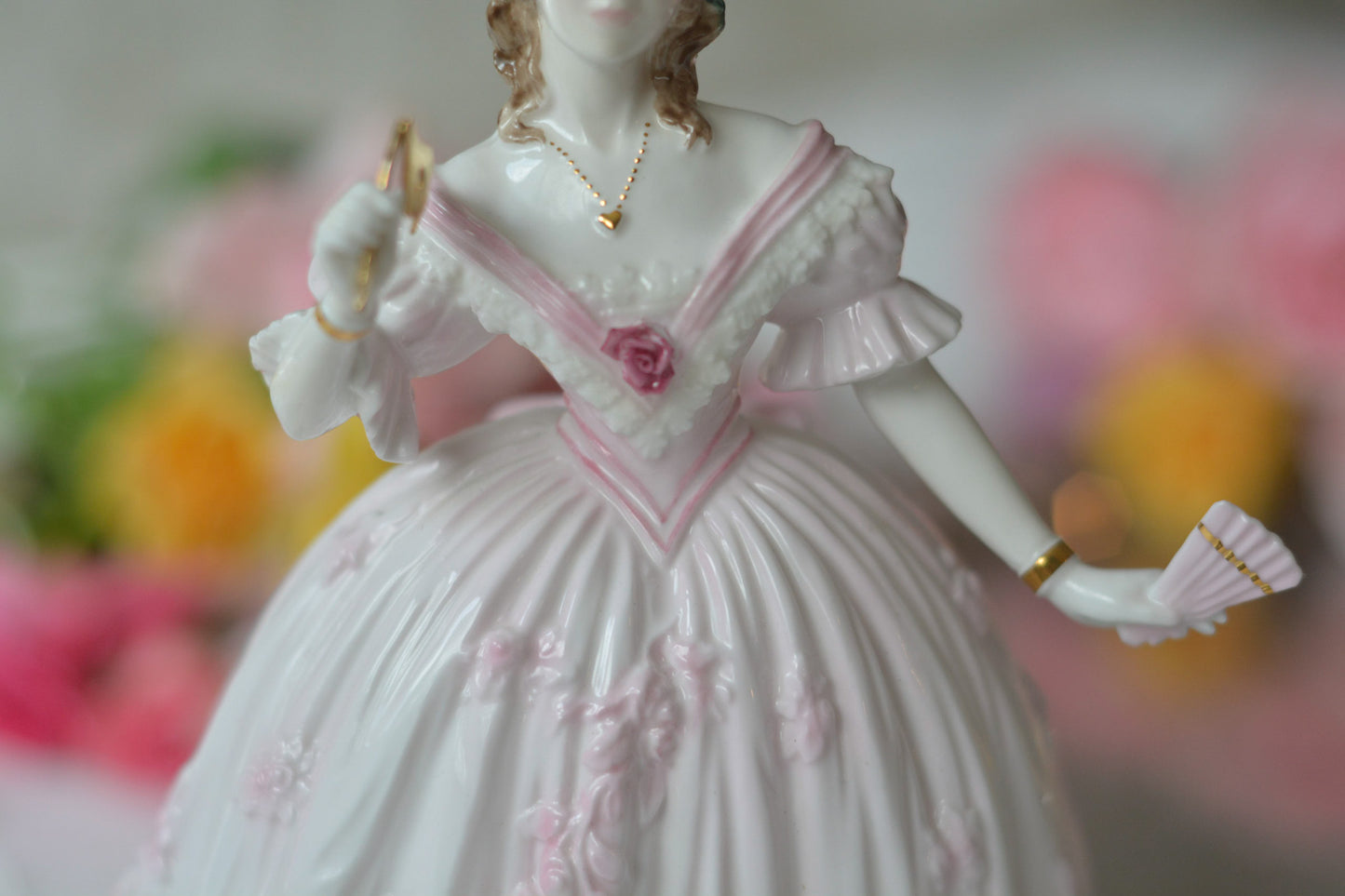 英国、ロイヤルウースターのフィギュリン。フィギュリンは陶器でできたお人形で、ポーセリンドールとも呼ばれています。華やかで美しいフィギュリンです。