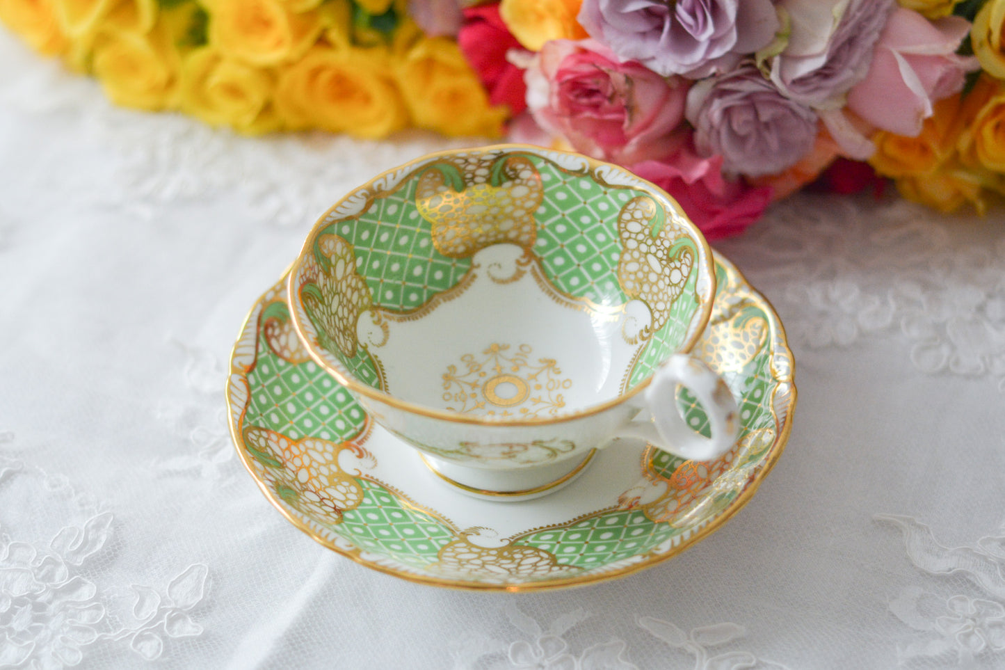 ダベンポートの美しいカップ&ソーサー。グリーンカラーと金彩の細かな模様がとても美しいです。Rose Antiquesは英国アンティーク、ヴィンテージ食器をご紹介しています。