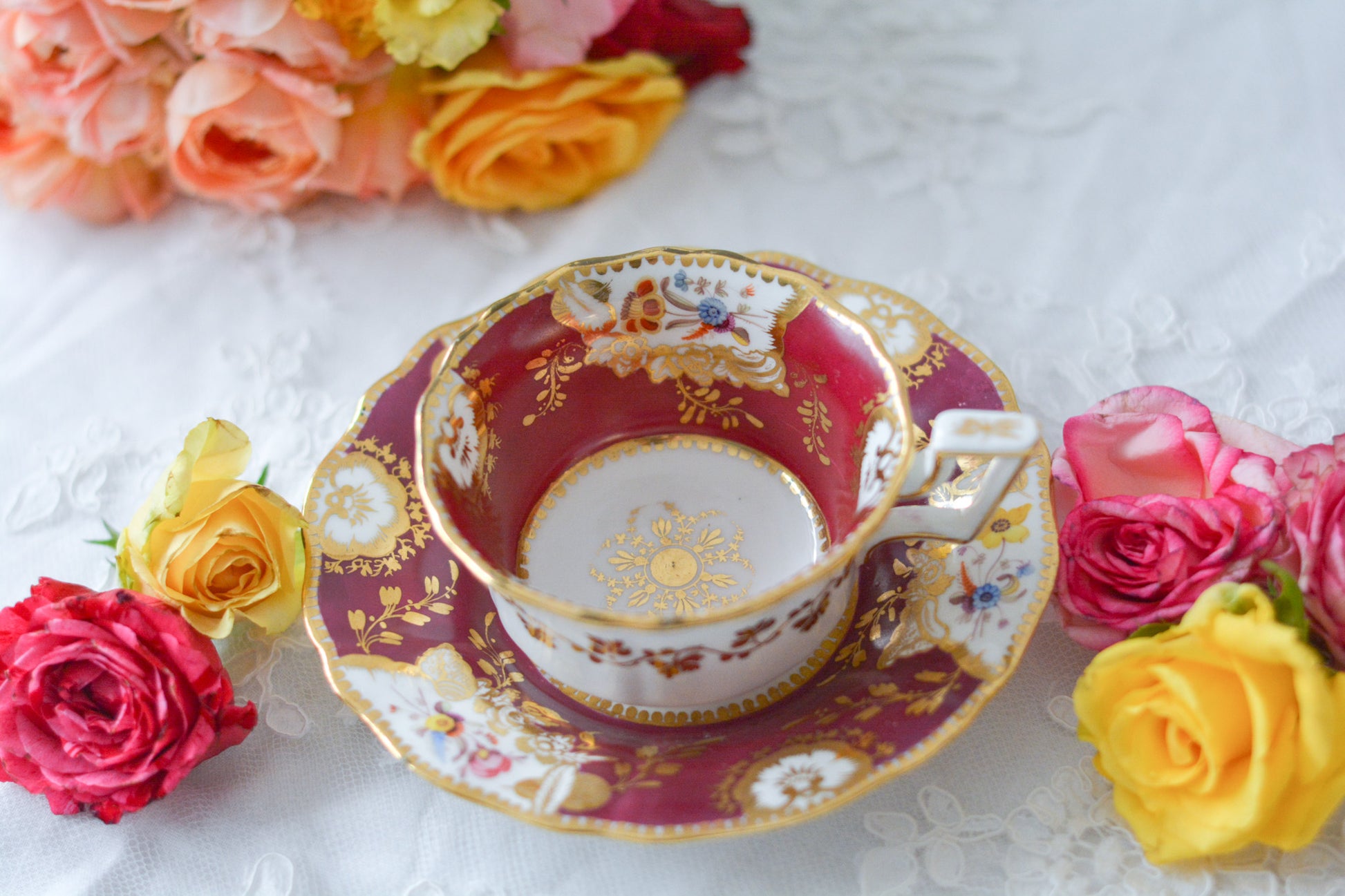 １９世紀のアンティークカップ&ソーサー。マルーンレッドのお色が大変美しいです。ハンドペイントで花々が生き生きと描かれていて、金彩の模様も大変美しいお品です。