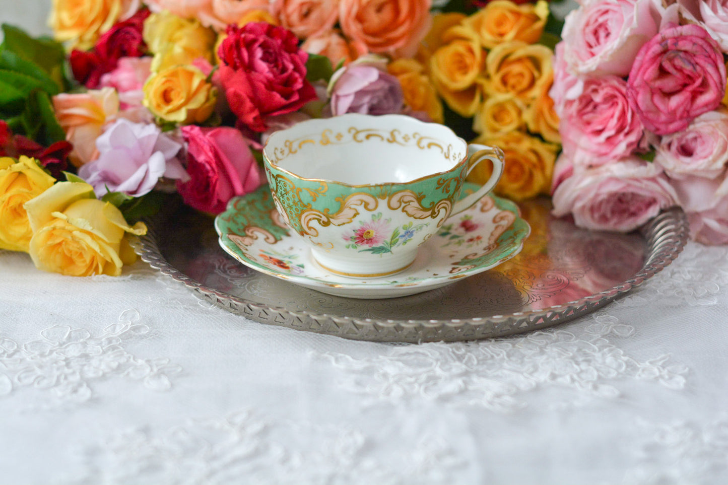 リッジウェイのFoliage Shapeのカップ&ソーサー。可愛らしいハンドルにハンドペイントで描かれた花々が描かれています。１９世紀に作られた貴重なアンティークカップです。