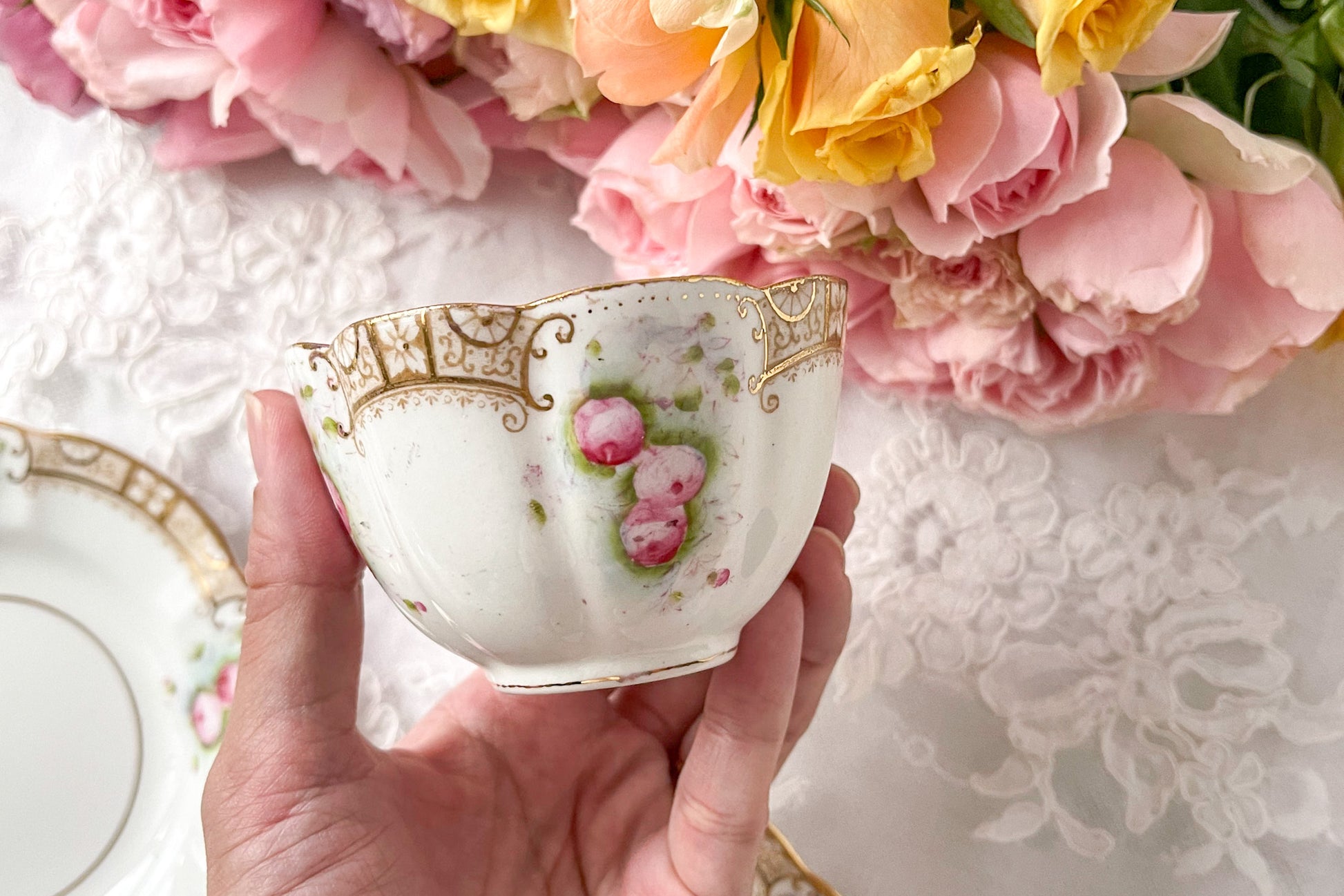 英国ヴィンテージの可愛らしいバラのティートリオ。金彩で描かれた模様も美しいです。Rose Antiquesは英国アンティーク、ヴィンテージ食器をご紹介しています。