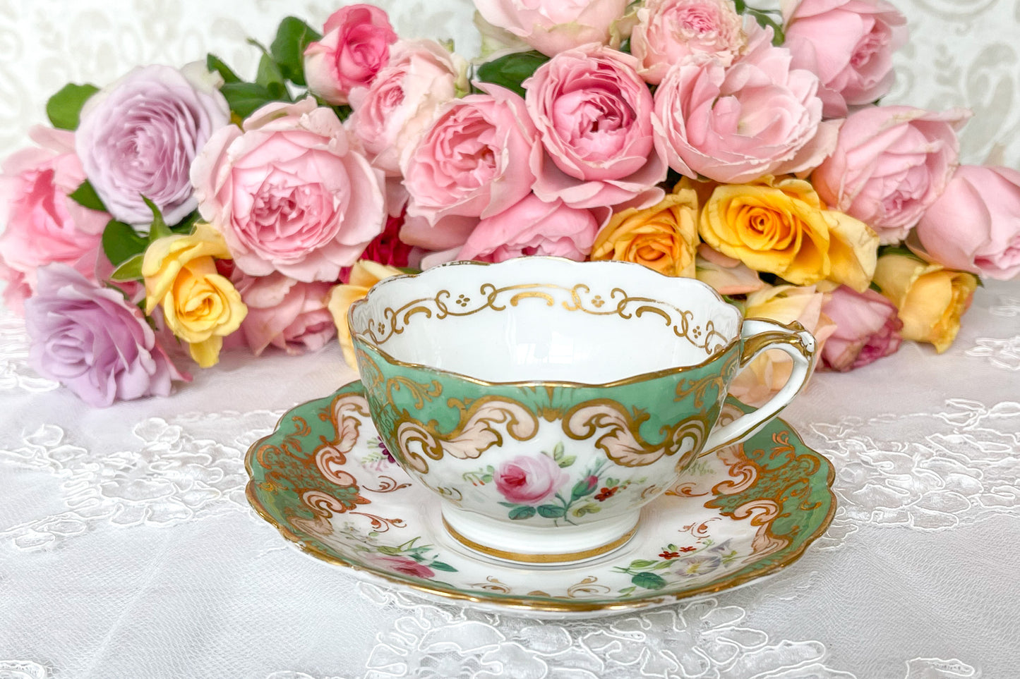 イギリスのアンティーク、リッジウェイ　フォリエージシェイプのカップ&ソーサー。アップルグリーンに手書きで描かれた花々がとても美しいカップです。Rose Antiquesは英国アンティーク、ヴィンテージ食器をご紹介しています。