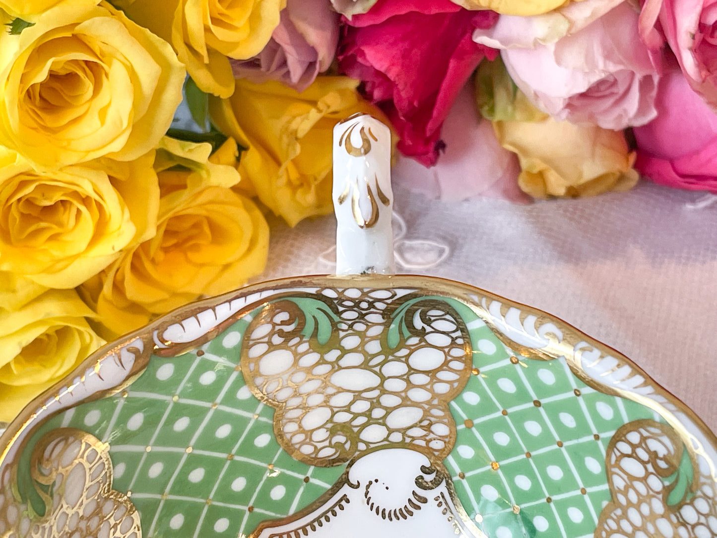 ダベンポートの美しいカップ&ソーサー。グリーンカラーと金彩の細かな模様がとても美しいです。Rose Antiquesは英国アンティーク、ヴィンテージ食器をご紹介しています。