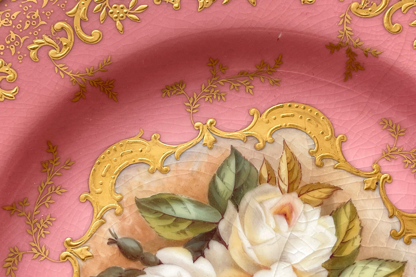 コールポートの美しいアンティークプレート。豪華な金彩にハンドペイントで描かれた薔薇のお花が大変美しいお品です。