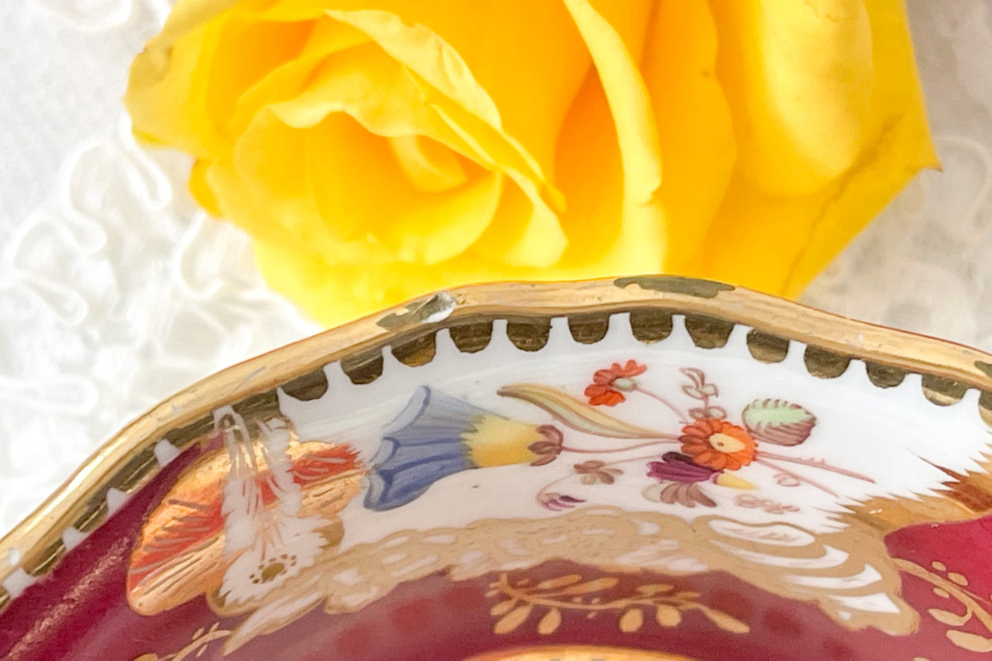 １９世紀のアンティークカップ&ソーサー。マルーンレッドのお色が大変美しいです。ハンドペイントで花々が生き生きと描かれていて、金彩の模様も大変美しいお品です。