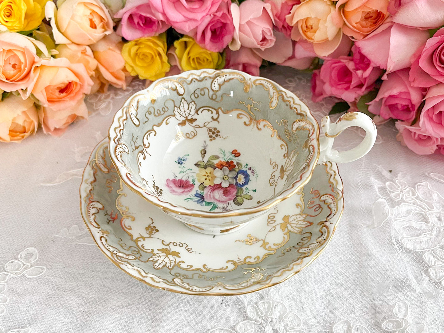 コールポートのロココリバイバルのアンティークカップ。ハンドペイントで描かれた花々が美しいです。Rose Antiquesは厳選した英国アンティーク磁器をご紹介しています。