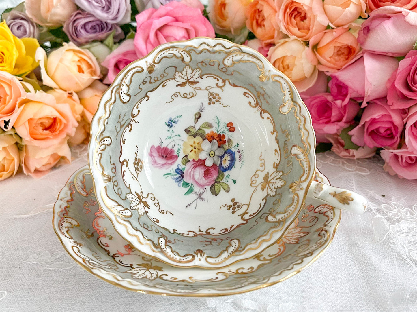 コールポートのロココリバイバルのアンティークカップ。ハンドペイントで描かれた花々が美しいです。Rose Antiquesは厳選した英国アンティーク磁器をご紹介しています。