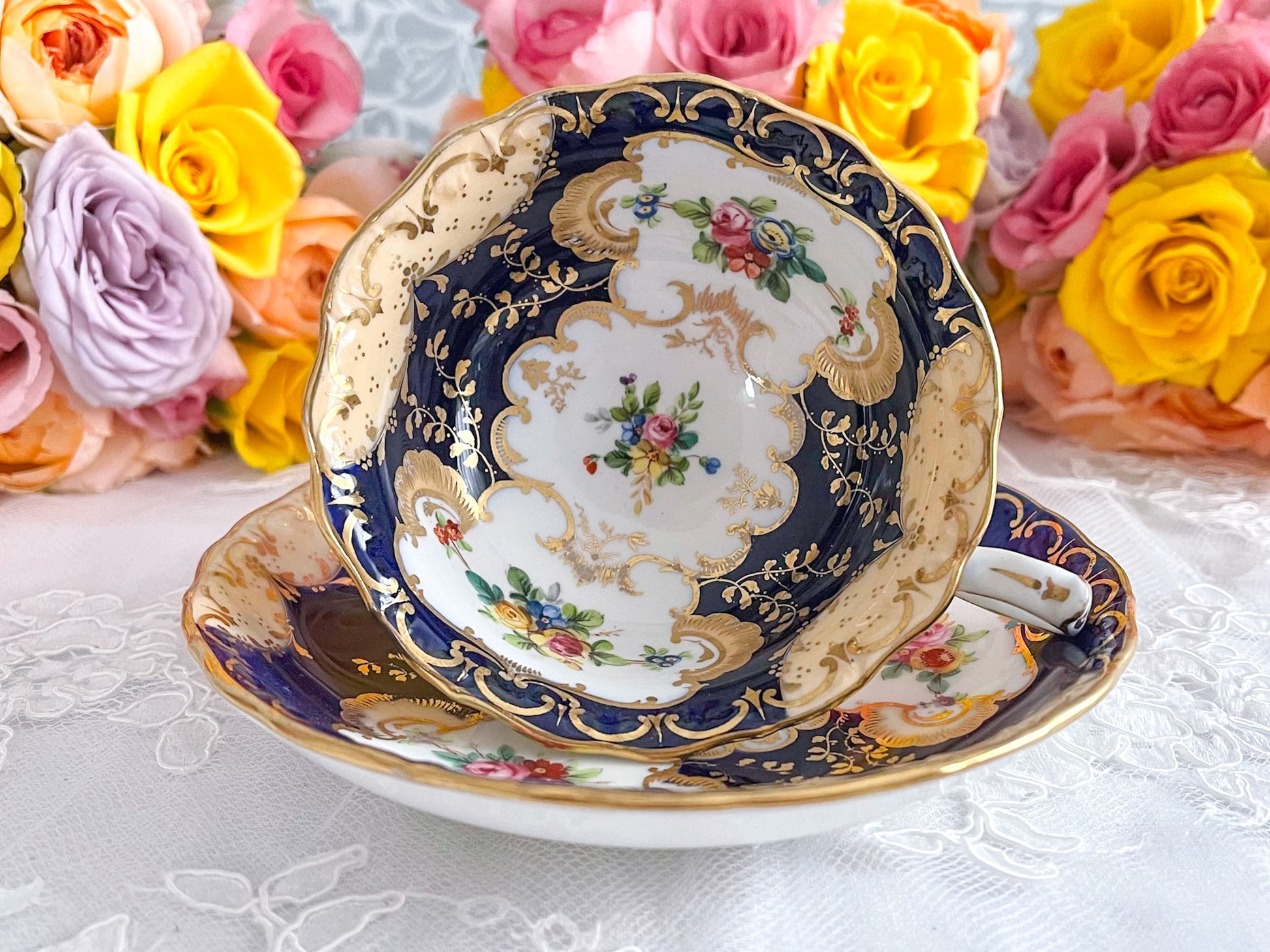 ミントンQシェイプハンドル、コバルトブルーのカップ&ソーサー。ハンドペイントで描かれた金彩と花々が美しいです、Rose Antiquesはコールポートをはじめ英国アンティーク磁器をご紹介しています。