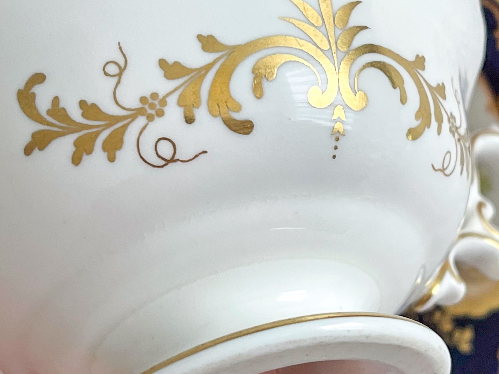 ミントンQシェイプハンドル、コバルトブルーのカップ&ソーサー。ハンドペイントで描かれた金彩と花々が美しいです、Rose Antiquesはコールポートをはじめ英国アンティーク磁器をご紹介しています。