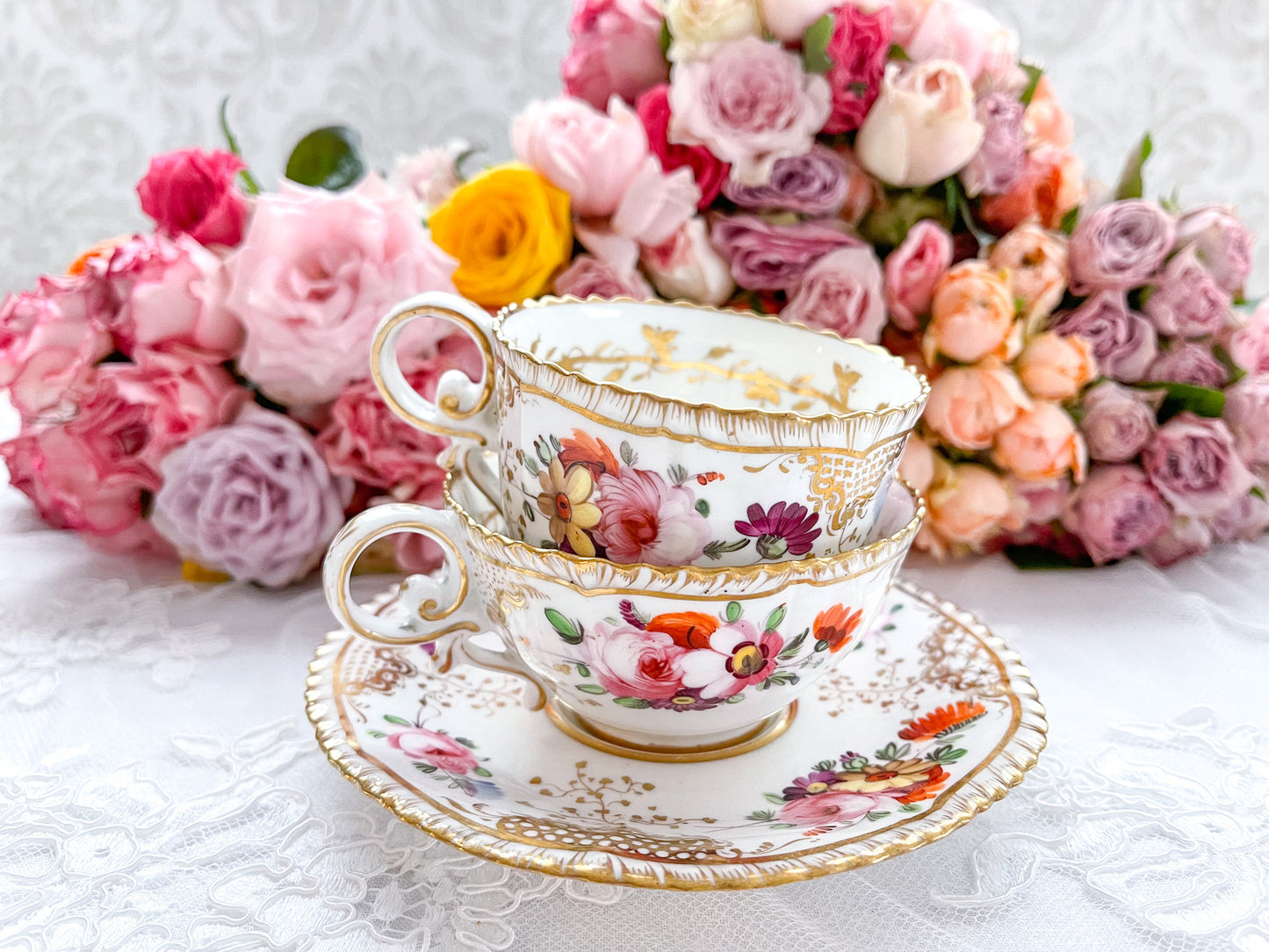 Rose Antiquesの英国アンティーク。コールポートのペンブロークシェイプのトゥルートリオ。コーヒーカップ、ティーカップ、ソーサーのセットで手書きで描かれた花々が大変美しいです。