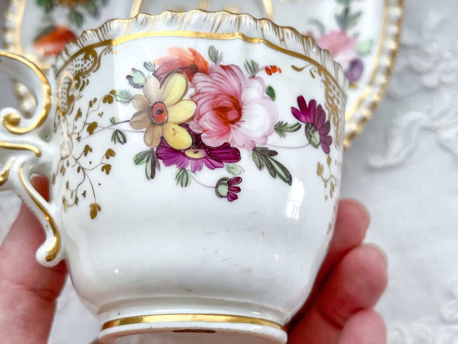 Rose Antiquesの英国アンティーク。コールポートのペンブロークシェイプのトゥルートリオ。コーヒーカップ、ティーカップ、ソーサーのセットで手書きで描かれた花々が大変美しいです。