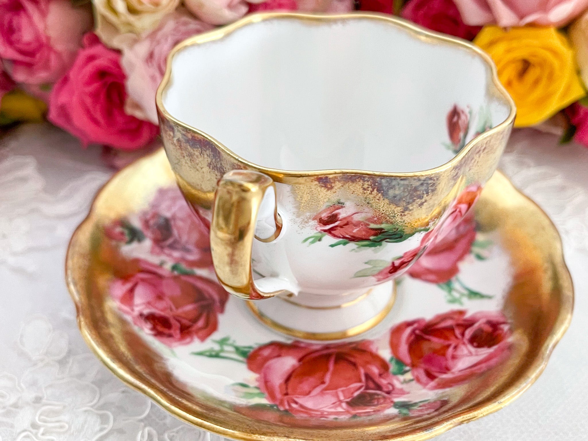 クイーンアン ピンクの大輪のバラと豪華な金彩のカップ&ソーサー 