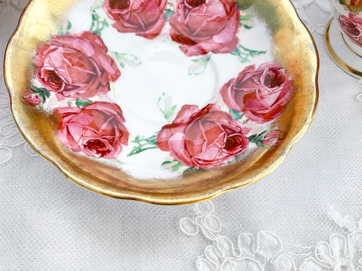 クイーンアンの大輪のバラと豪華な金彩のティーカップ&ソーサーです。とても豪華なアイテムでテーブルが華やかになります。Rose Antiquesはコールポートをはじめ英国アンティーク磁器、ヴィンテージ磁器をご紹介しています。