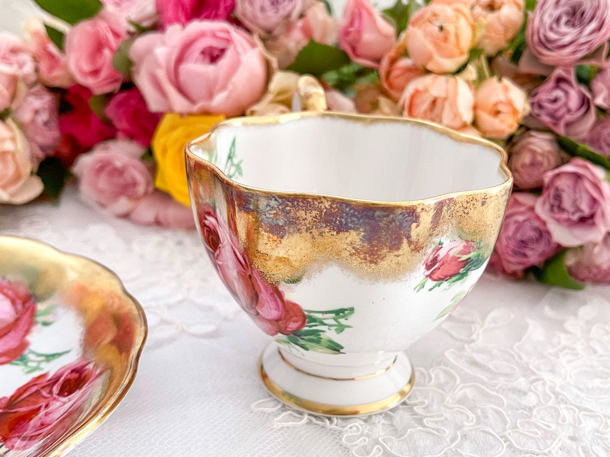 クイーンアン ピンクの大輪のバラと豪華な金彩のカップ&ソーサー