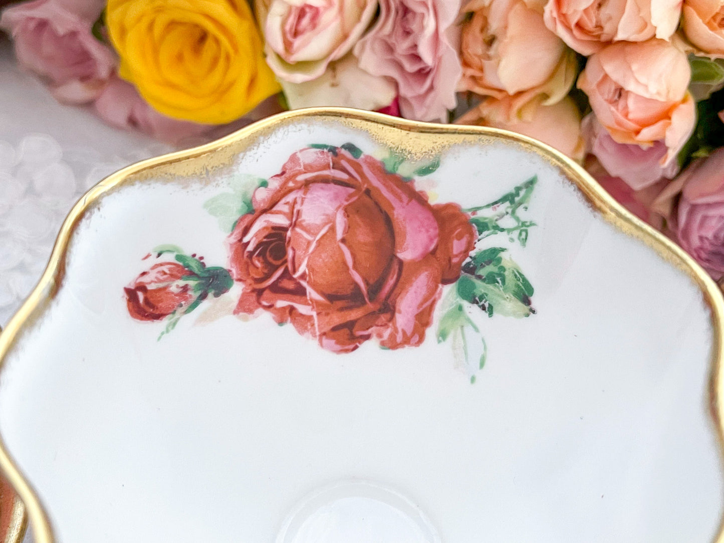 クイーンアンの大輪のバラと豪華な金彩のティーカップ&ソーサーです。とても豪華なアイテムでテーブルが華やかになります。Rose Antiquesはコールポートをはじめ英国アンティーク磁器、ヴィンテージ磁器をご紹介しています。