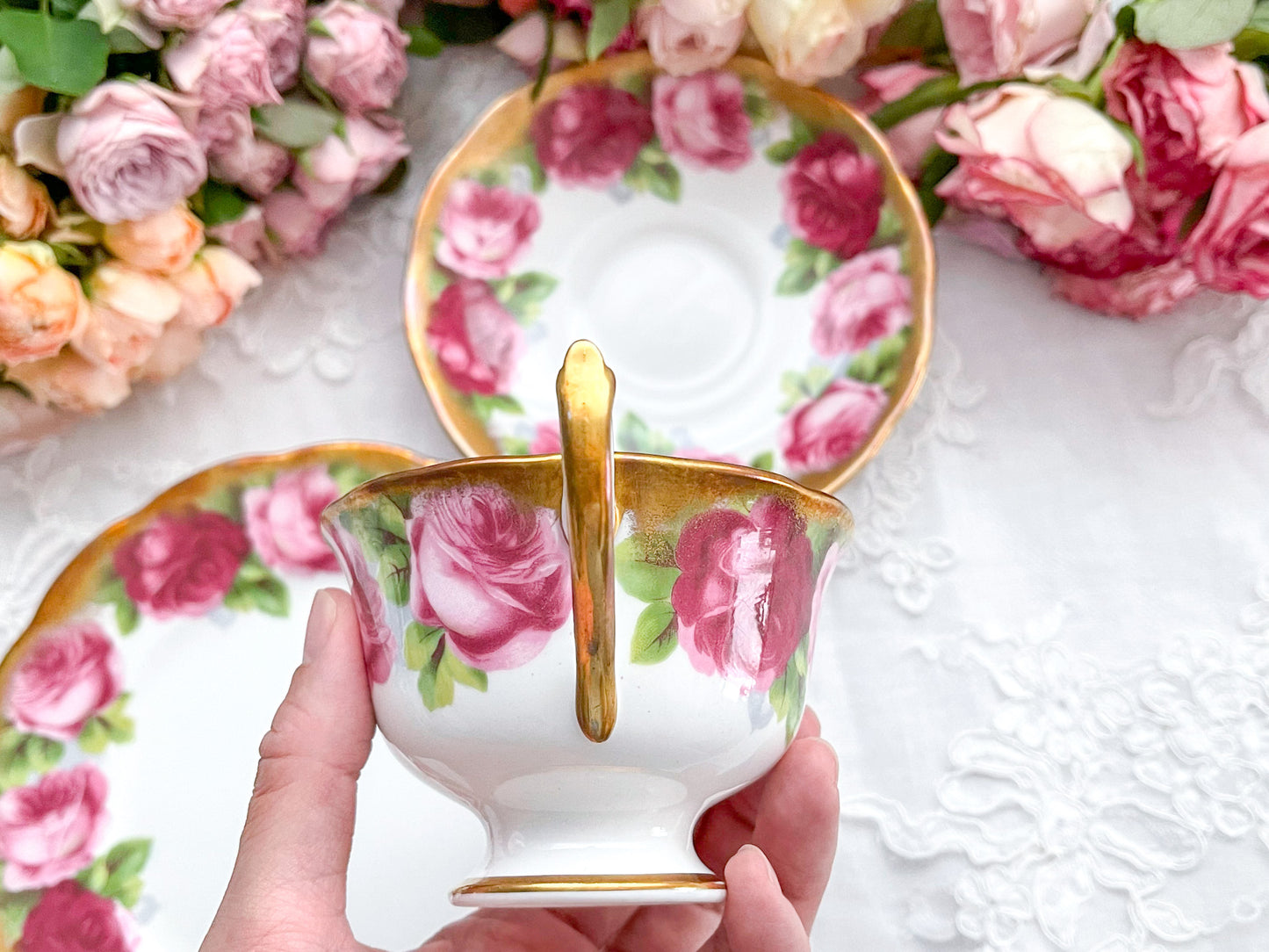 ロイヤルアルバートのオールドイングリッシュローズのティートリオ。大輪のバラとたっぷり使われた金彩が華やかで美しい作品です。Rose Antiquesはコールポートをはじめ英国アンティーク磁器、英国ヴィンテージ磁器をご紹介しています。