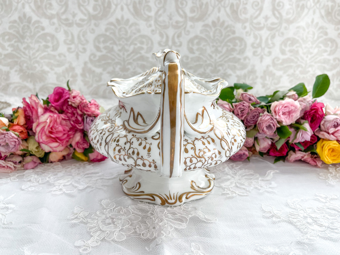 ロココリバイバルの優雅なティーポット。白磁に金彩の細かな模様が美しいです。Rose Antiquesはコールポートをはじめ英国アンティーク磁器をご紹介しています。