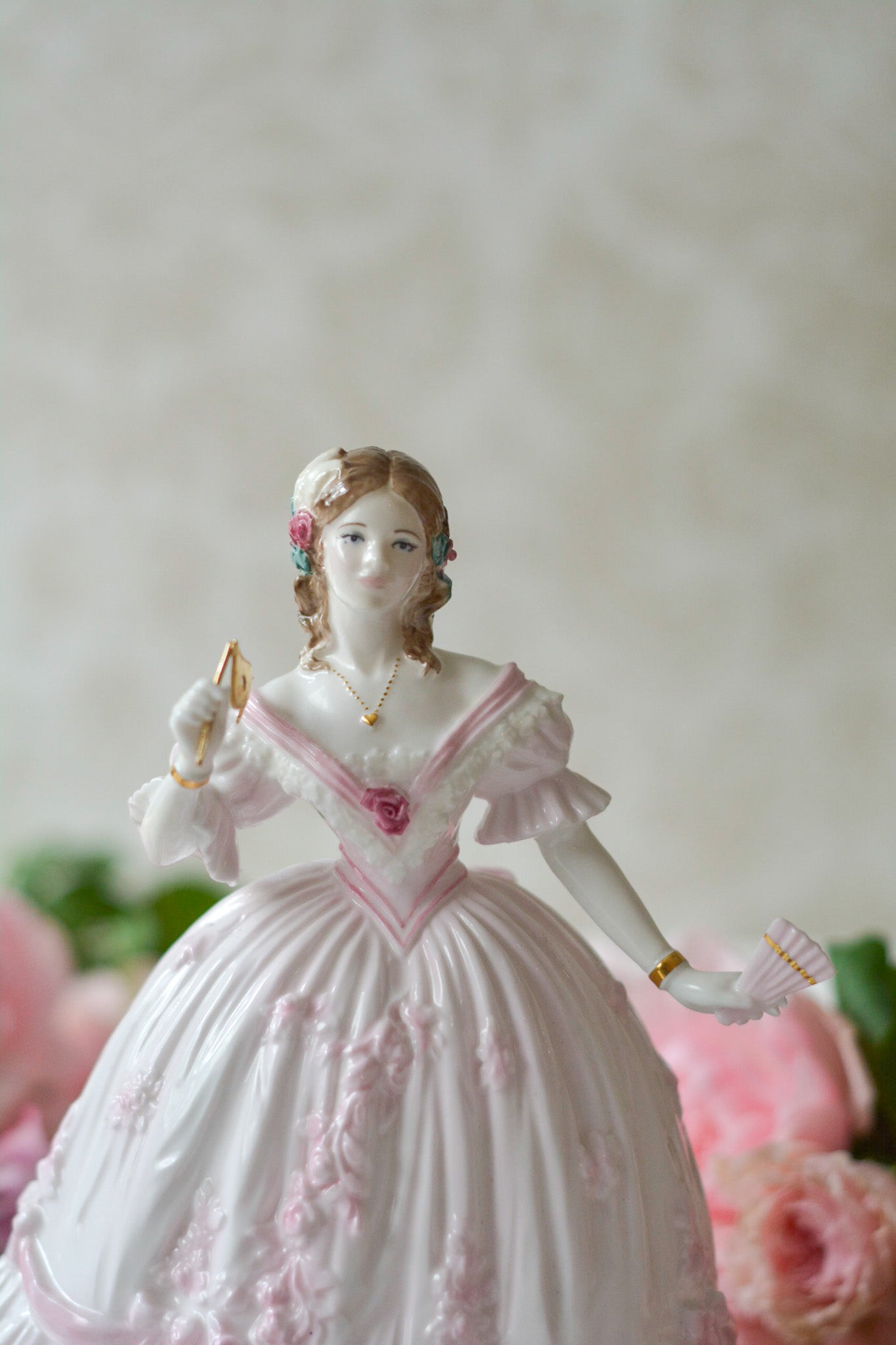 英国、ロイヤルウースターのフィギュリン。フィギュリンは陶器でできたお人形で、ポーセリンドールとも呼ばれています。華やかで美しいフィギュリンです。