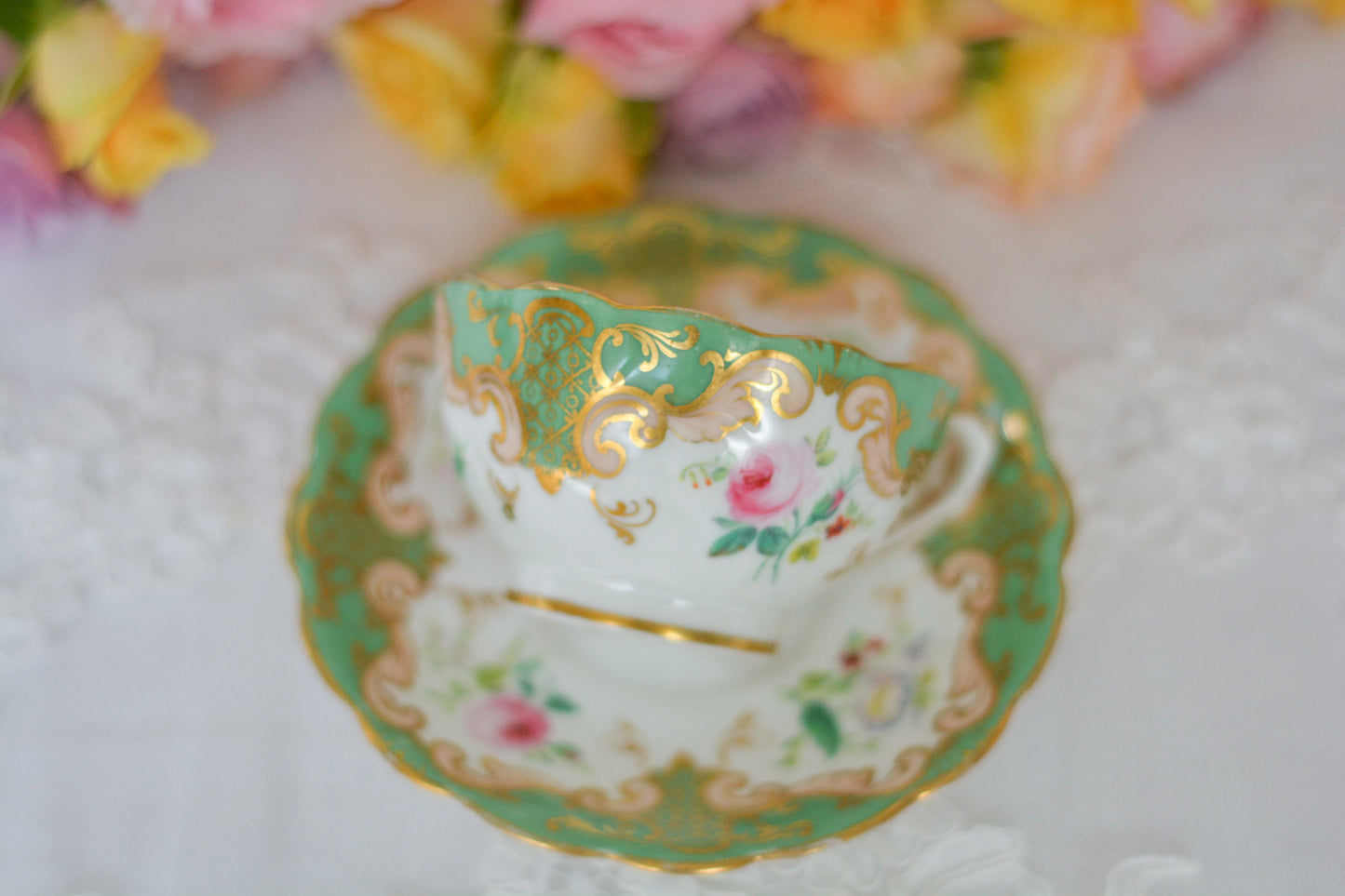 イギリスのアンティーク、リッジウェイ　フォリエージシェイプのカップ&ソーサー。アップルグリーンに手書きで描かれた花々がとても美しいカップです。Rose Antiquesは英国アンティーク、ヴィンテージ食器をご紹介しています。