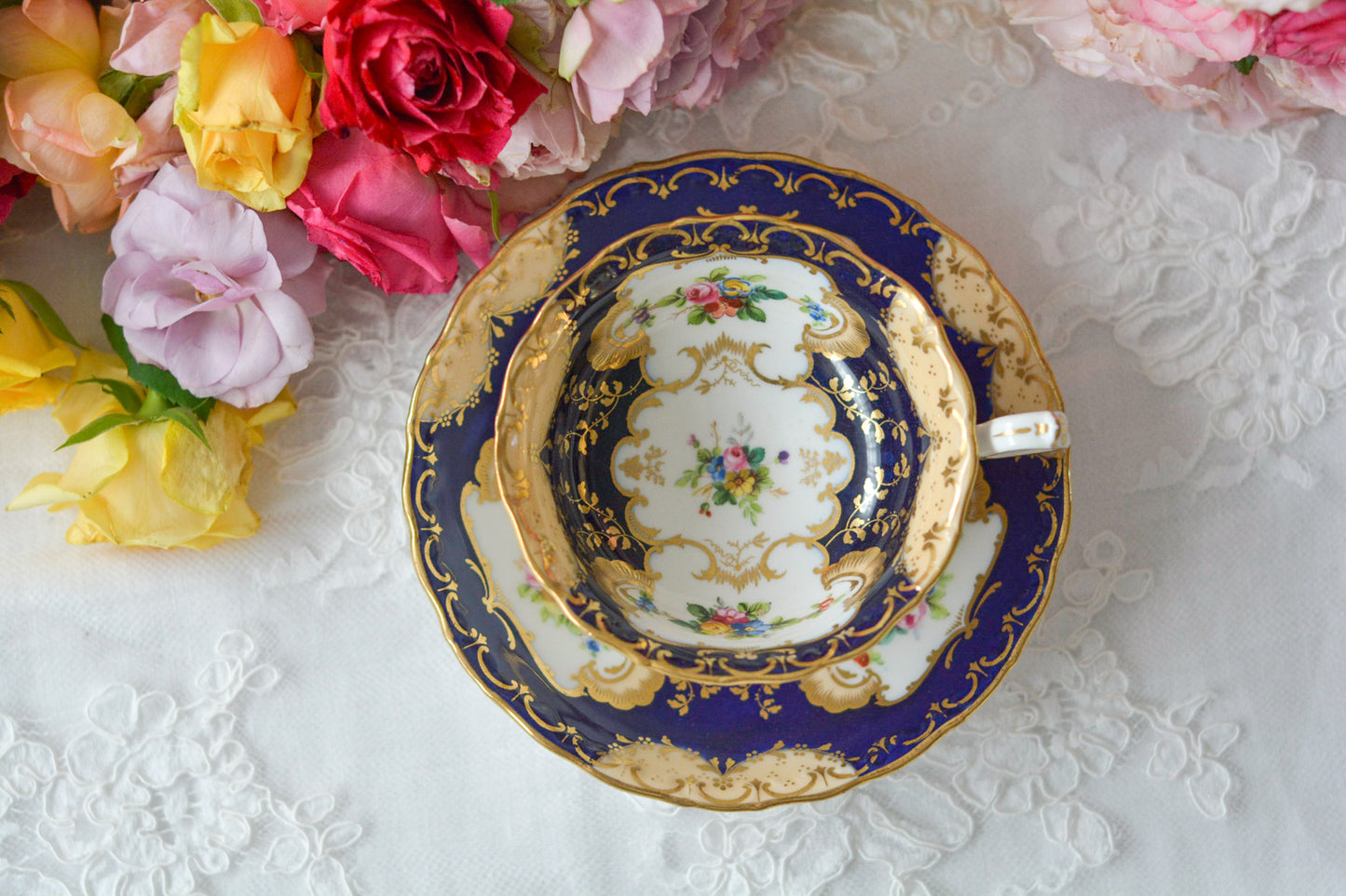 ミントンのQシェイプハンドルのリバイバルデザイン。コバルトブルーに可憐な花々が描かれています。ロココ様式の大変美しいアンティークカップです。