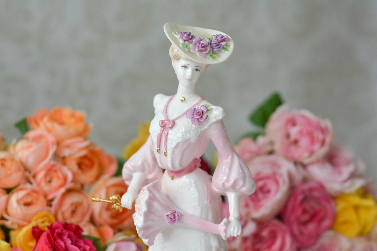 コールポートの美しいフィギュリン。フィギュリンは陶器で作られた人形です。ハンドペイントで絵付され、一つ一つ表情が異なります。