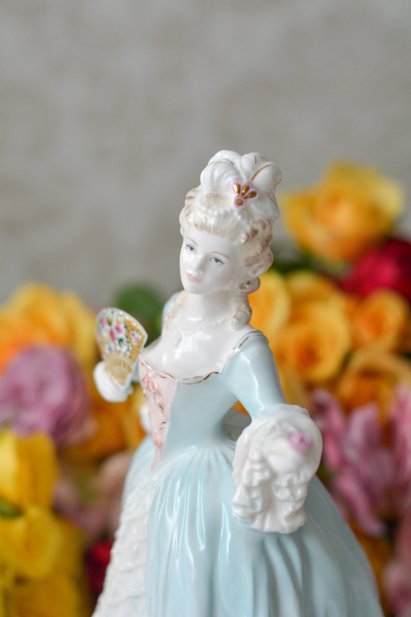 コールポートのマリーアントワネットのフィギュリンです。フィギュリンとは陶器の人形で、ポーセリンドールとも言います。とても優雅なフィギュリンで人気のあるお品です。