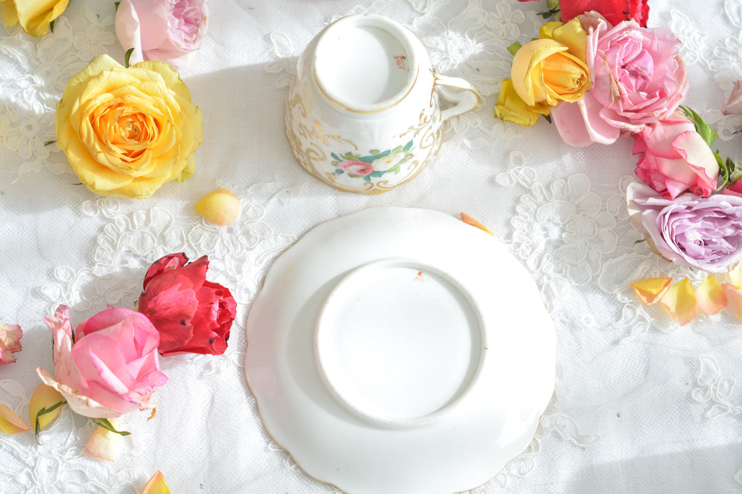 リッジウェイのフォリエイジシェイプのカップ&ソーサー。ハンドル部分には葉っぱの模様がついていてとても可愛らしいシェイプで、リッジウェイのお品の中でも人気の高いシリーズの１つ。こちらは、ハンドペイントでピンクと白のバラが可愛らしく描かれています。金彩と白磁との美しいコントラストに薔薇の花が引き立ちます。 優雅なティータイムにぴったりのカップです。